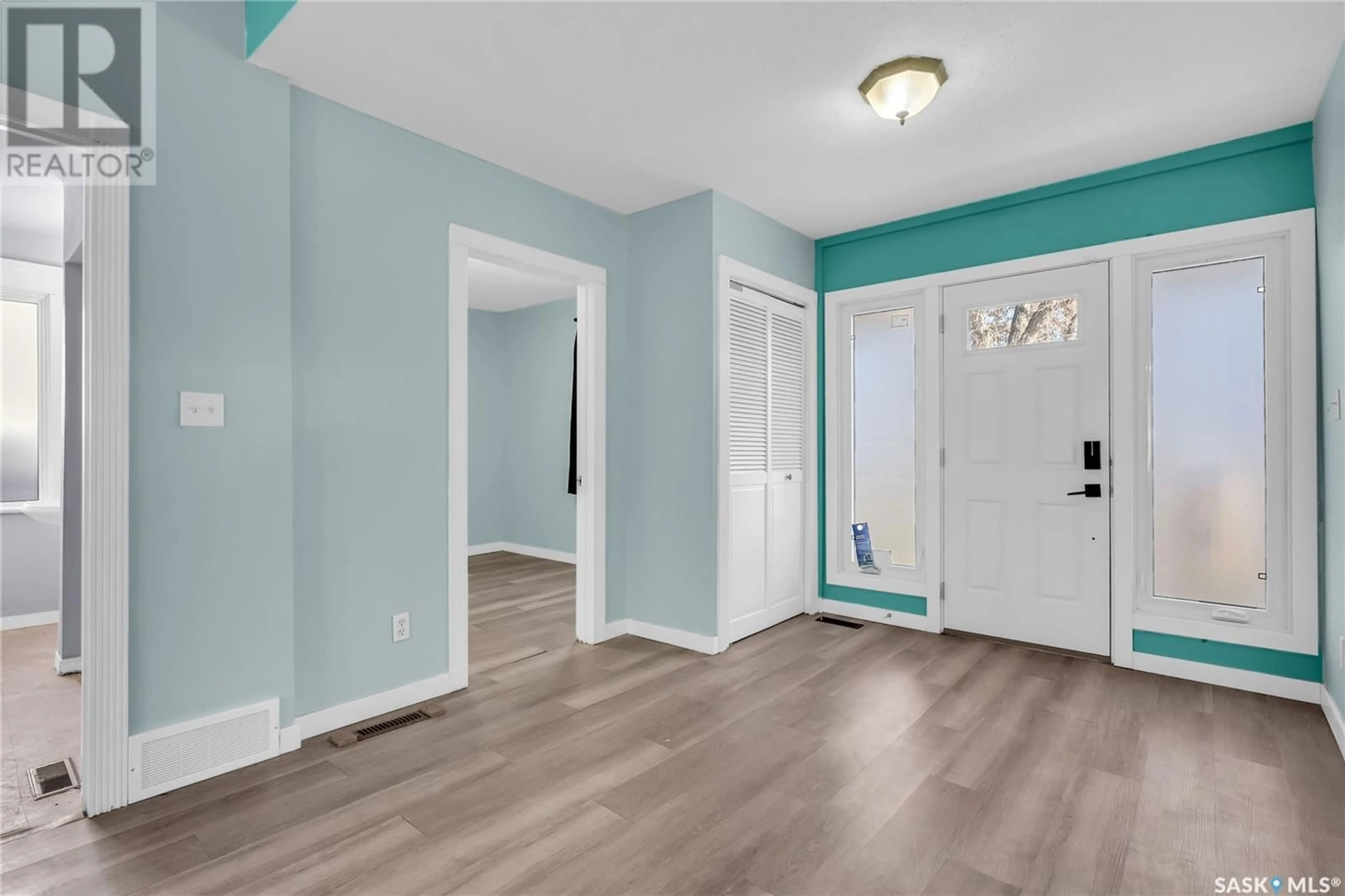 Indoor entryway, wood floors for 511 I AVENUE N, Saskatoon Saskatchewan S7L2G9