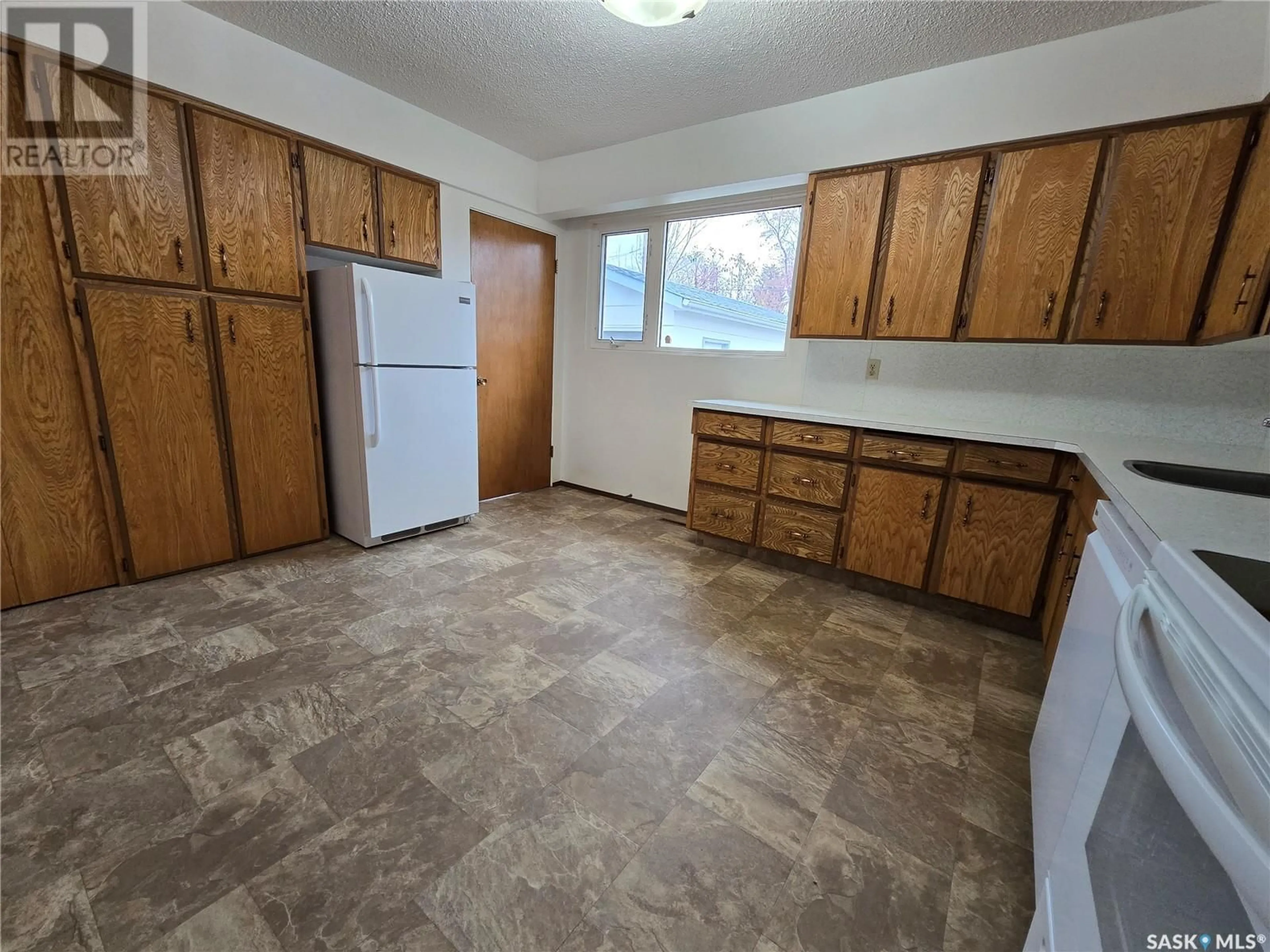 Standard kitchen, unknown floor, cottage for 56 Porteous CRESCENT, Saskatoon Saskatchewan S7J2S8