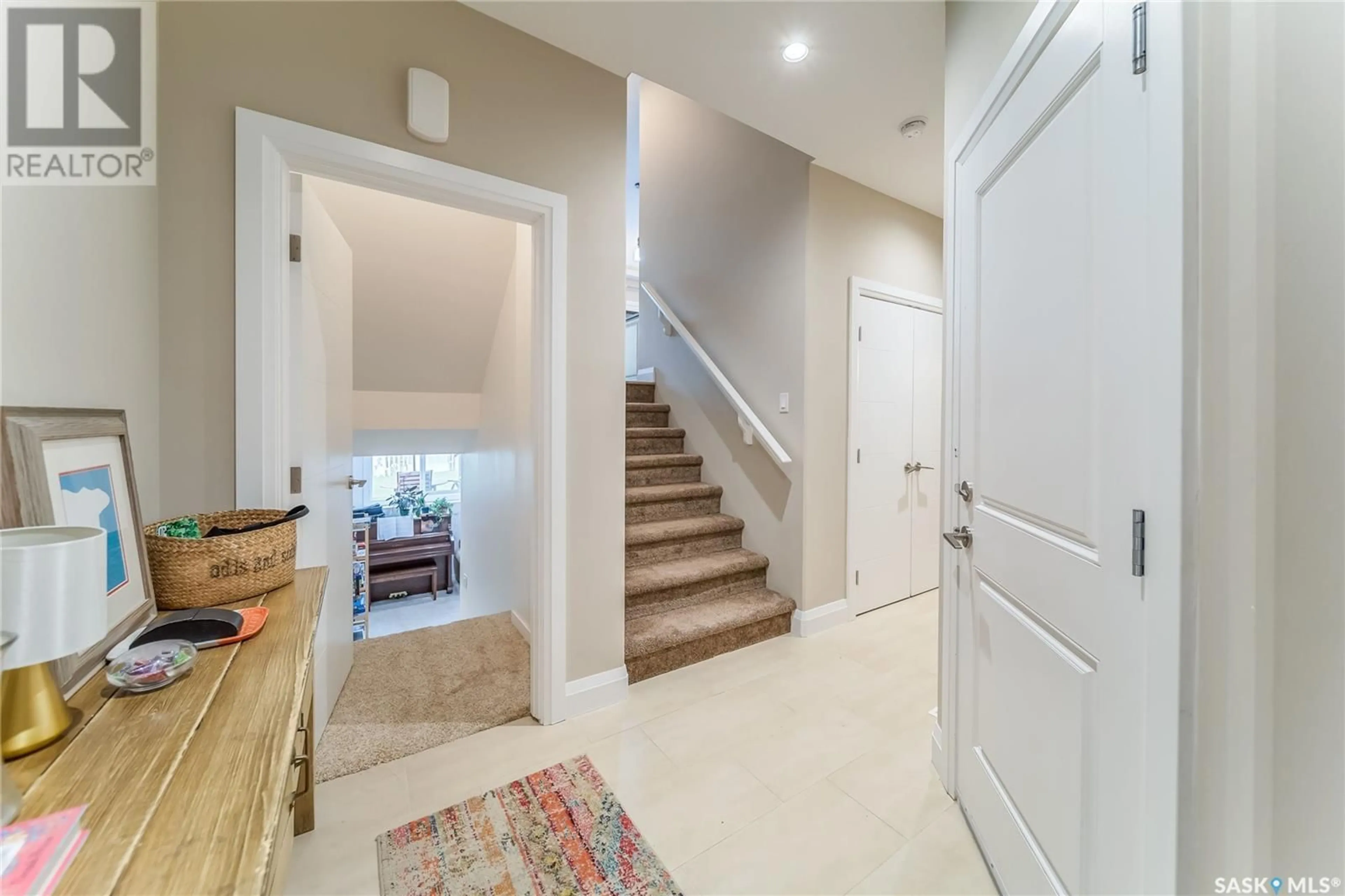 Indoor entryway, carpet floors for 2408 Dufferin AVENUE, Saskatoon Saskatchewan S7J1C4