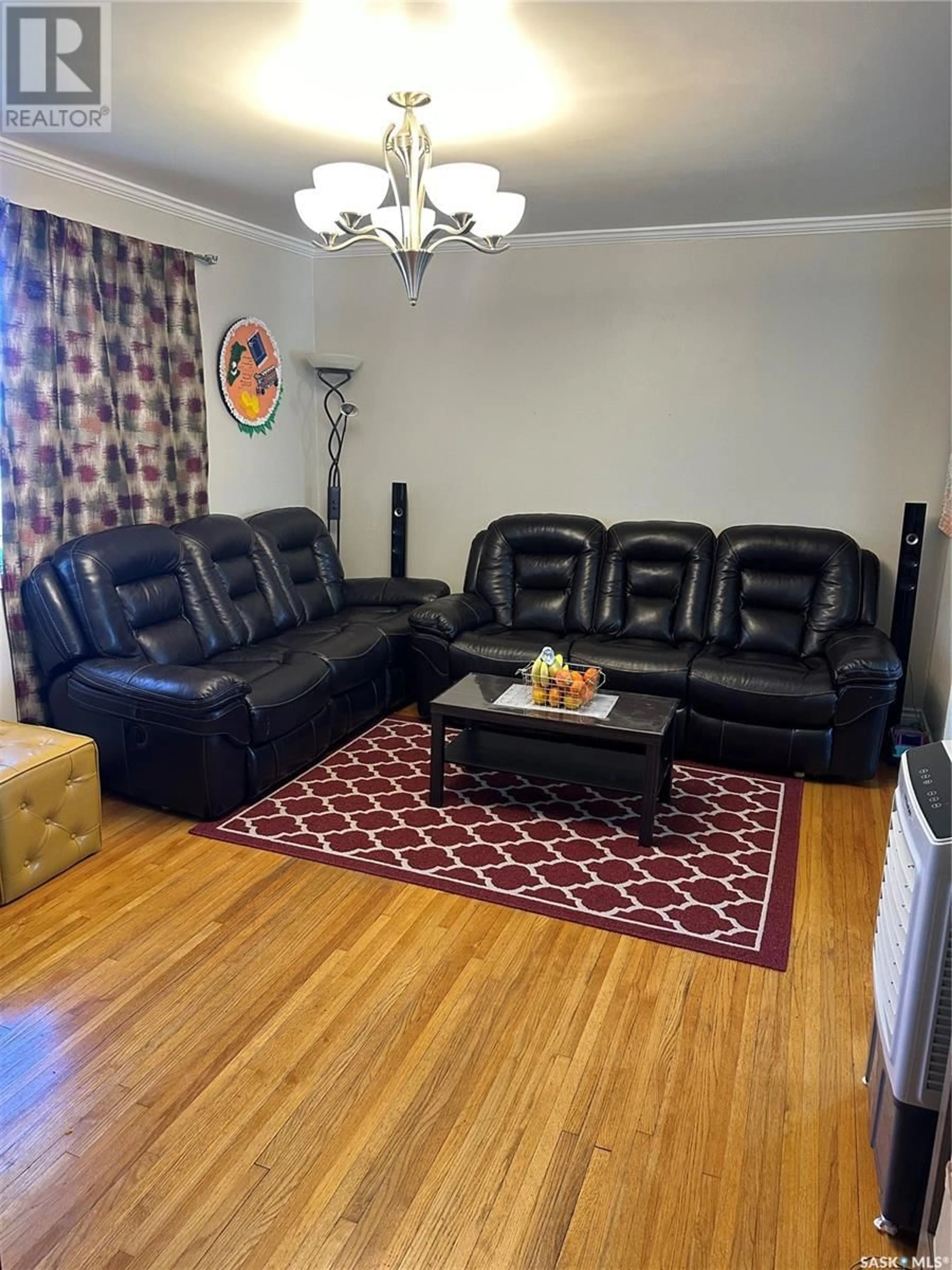 Living room, wood floors for 746 Montague STREET, Regina Saskatchewan S4T3G9