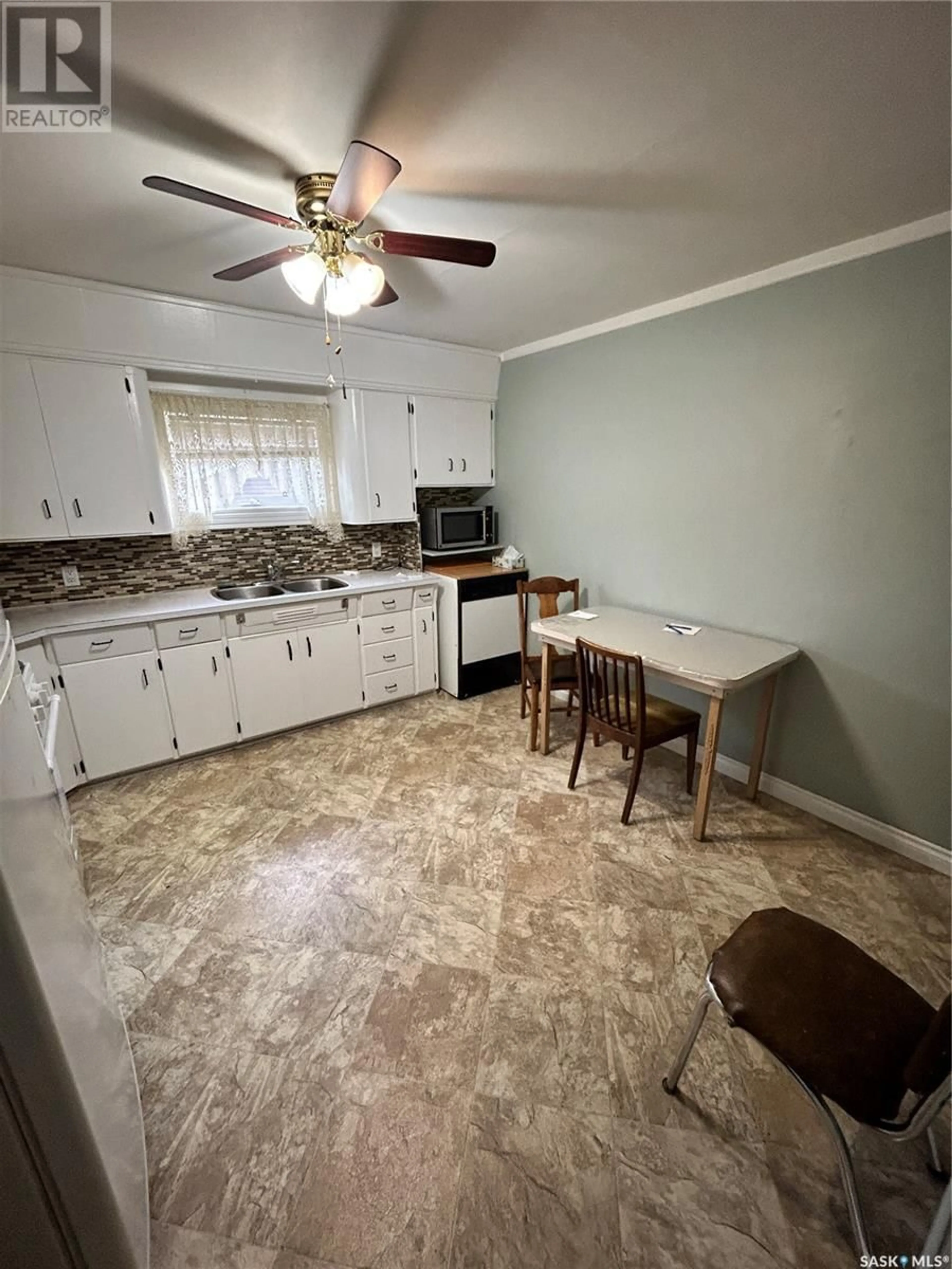 Standard kitchen, unknown floor, cottage for 206 Wells AVENUE E, Langenburg Saskatchewan S0A2A0