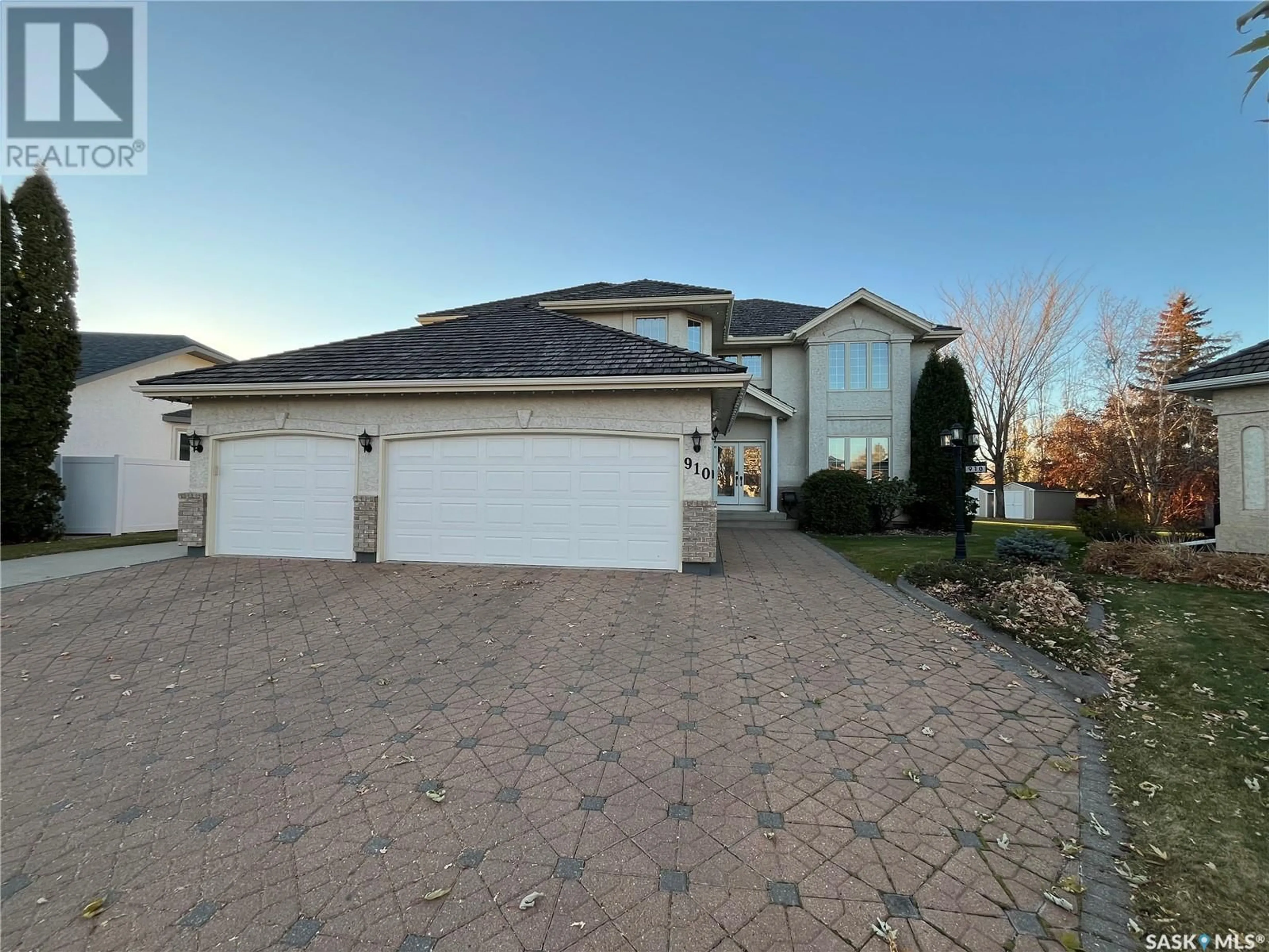 Frontside or backside of a home, the street view for 910 Braeside PLACE, Saskatoon Saskatchewan S7V1A9