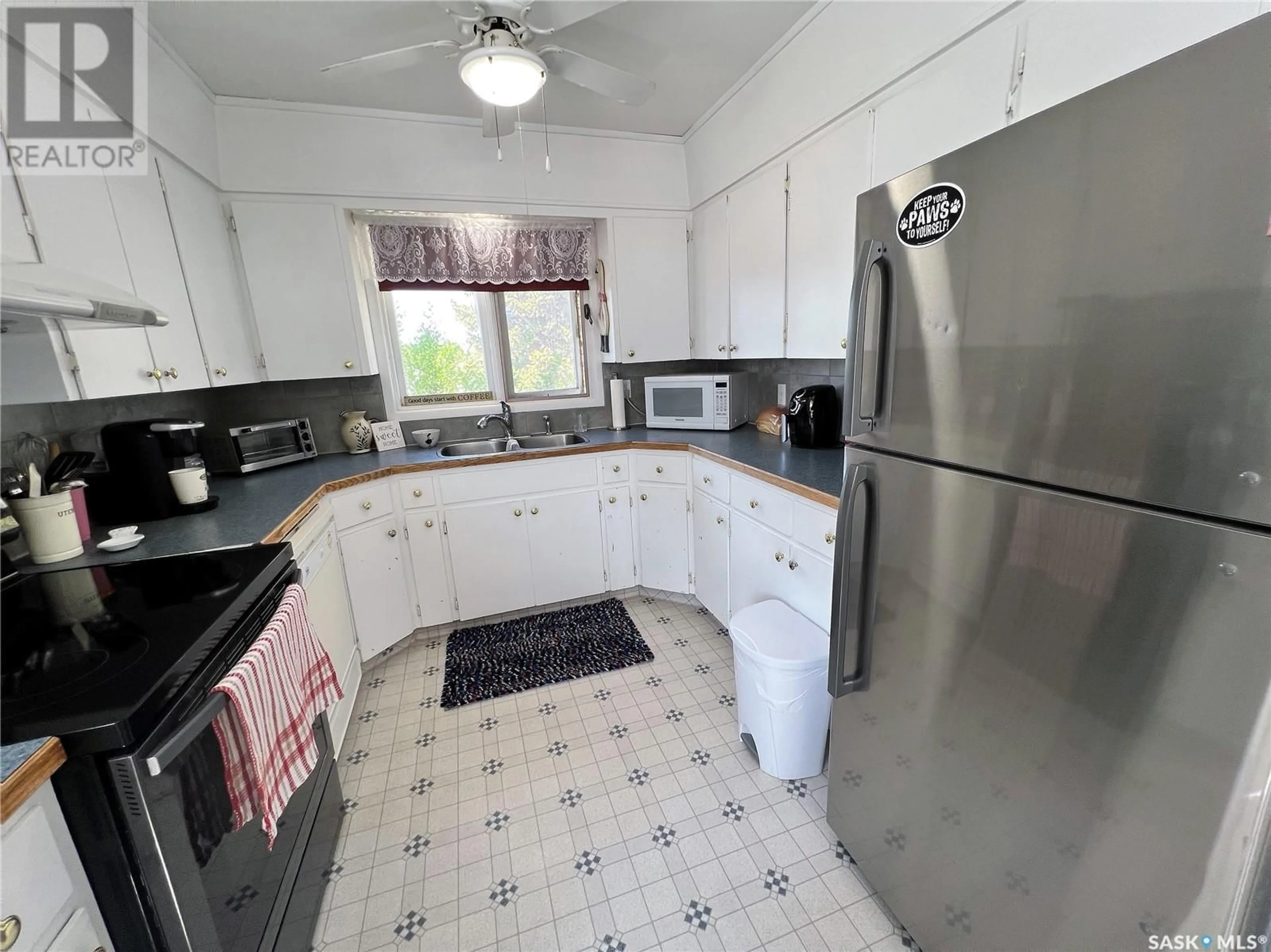 Standard kitchen, ceramic/tile floor for 231 18TH AVENUE, Swift Current Saskatchewan S9H2Y2