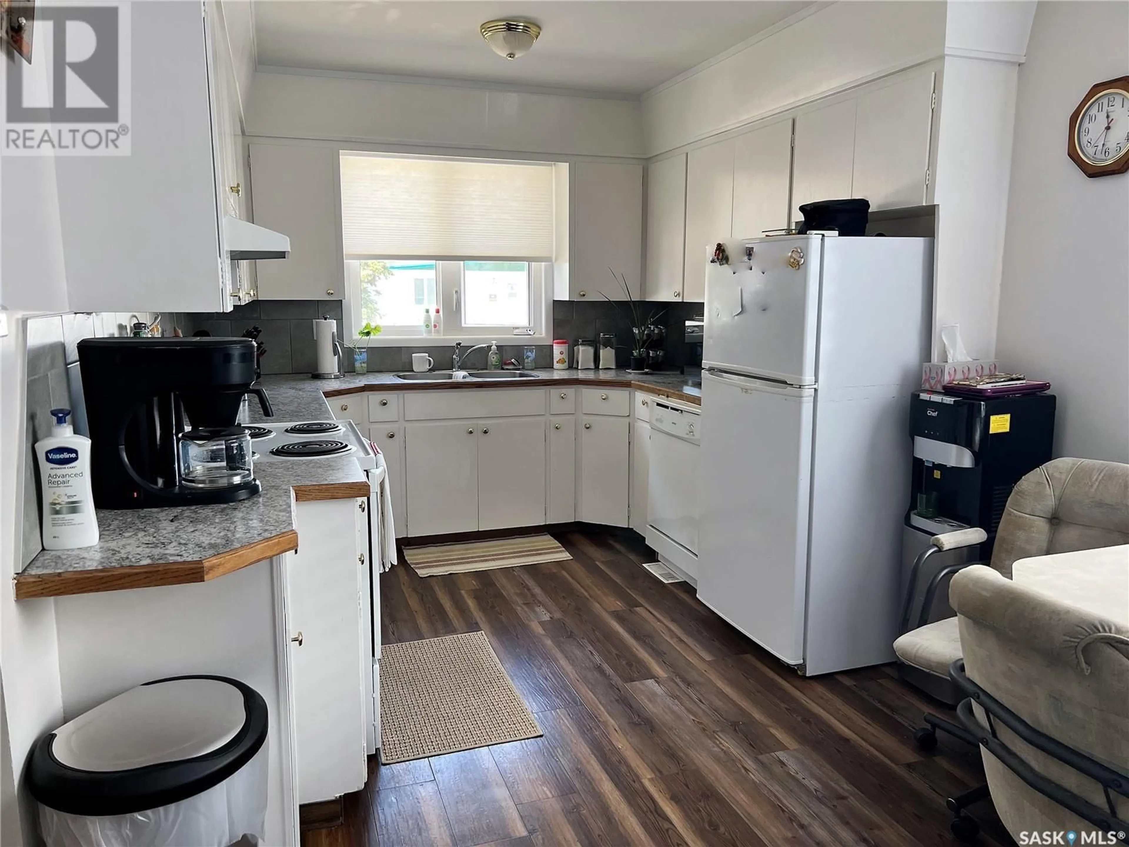 Standard kitchen, unknown for 233 18TH AVENUE, Swift Current Saskatchewan S9H2Y2