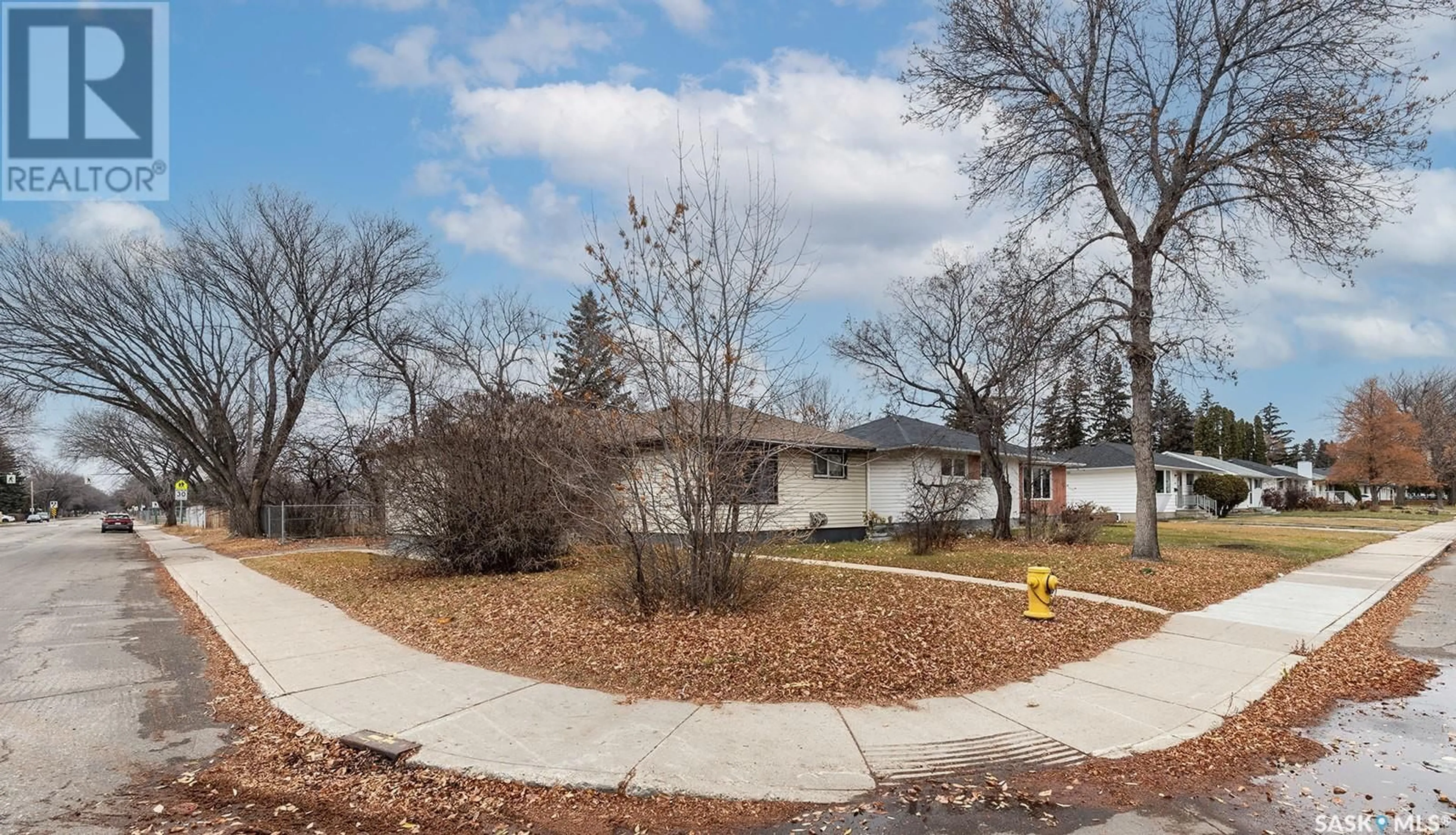 Frontside or backside of a home, the street view for 401 S AVENUE N, Saskatoon Saskatchewan S7L2Z9