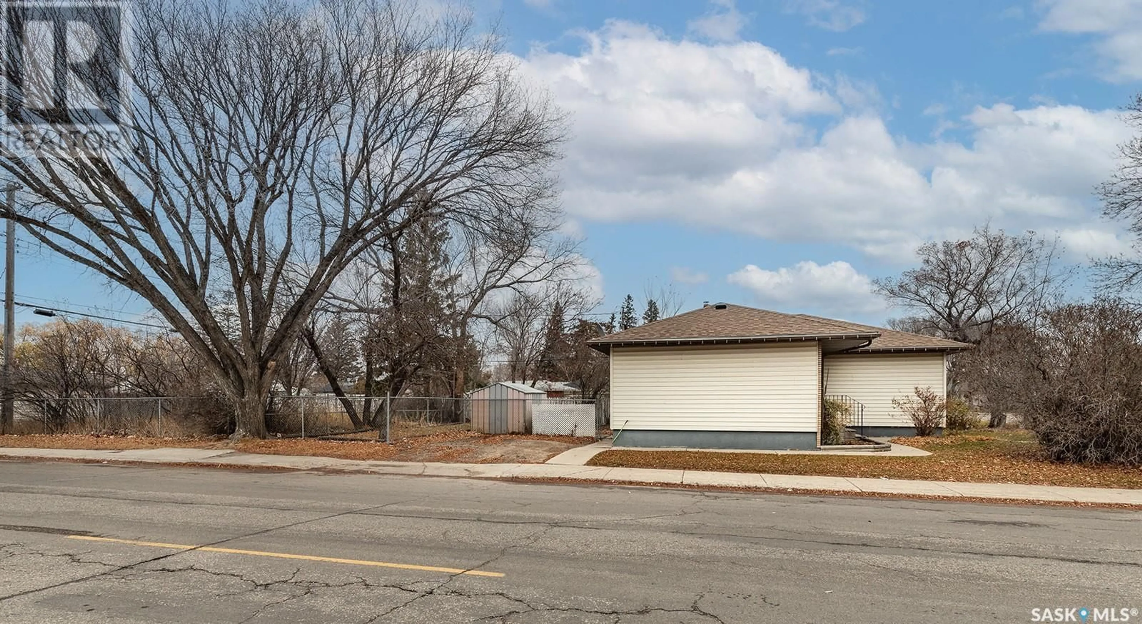 Frontside or backside of a home, the street view for 401 S AVENUE N, Saskatoon Saskatchewan S7L2Z9