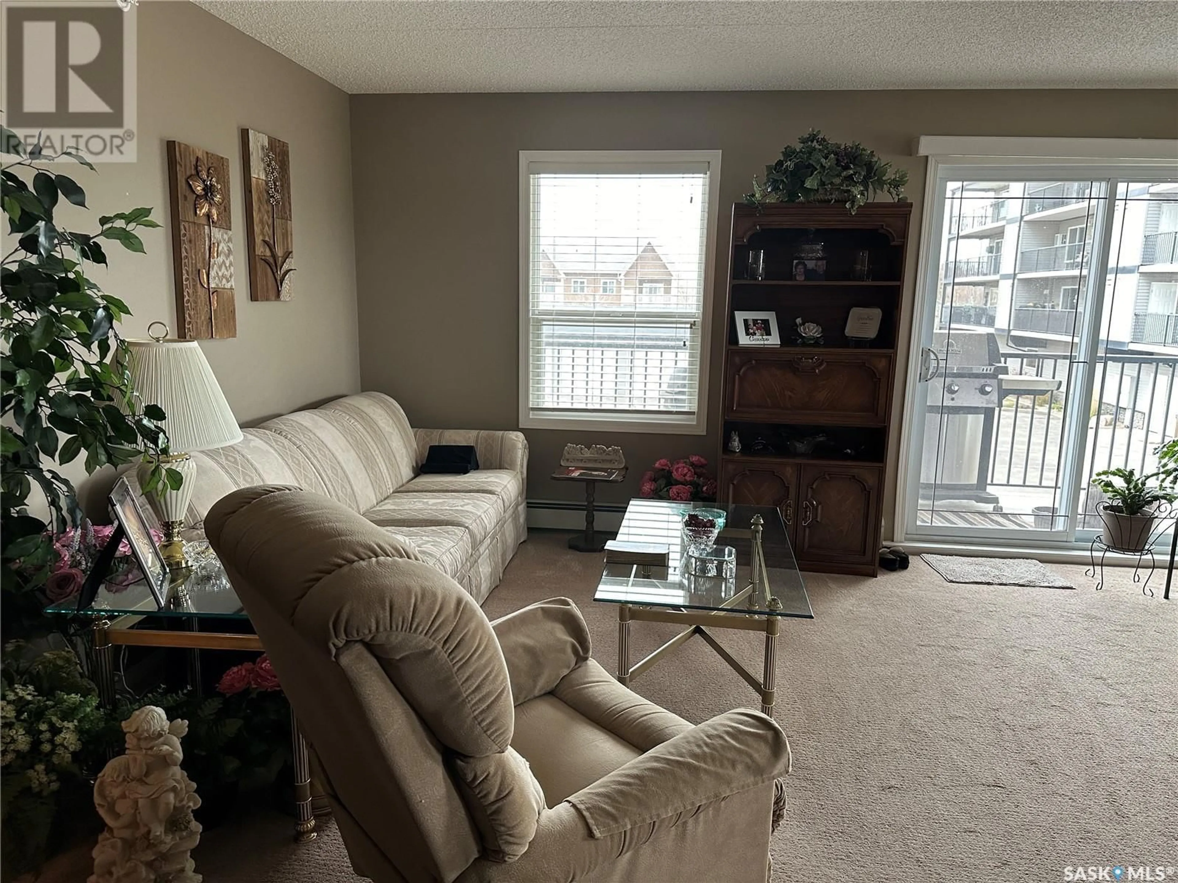 Living room, carpet floors for 207 505 Bannerman STREET, Weyburn Saskatchewan S4H1V5