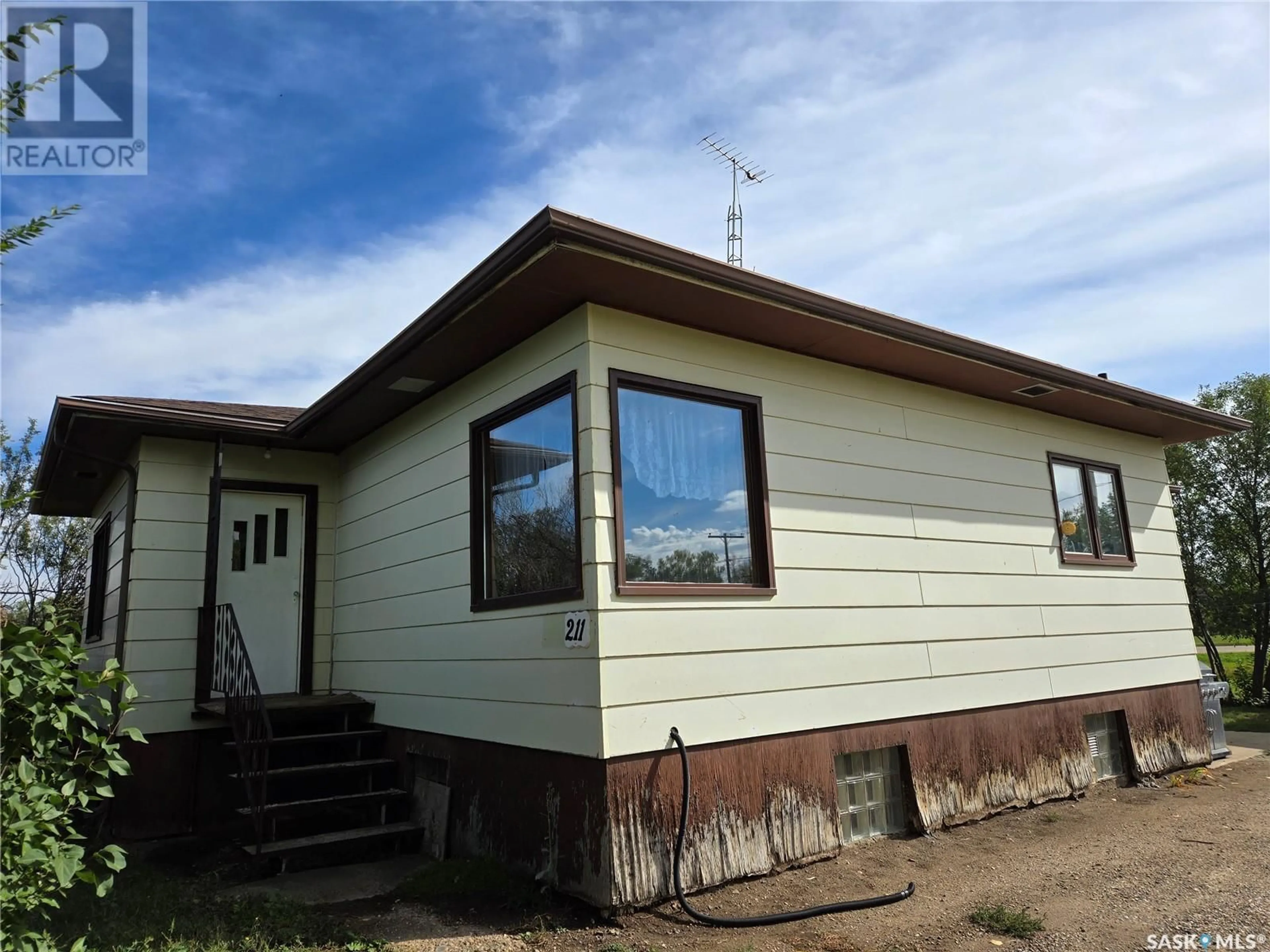 Home with vinyl exterior material for 211 Main STREET, Hodgeville Saskatchewan S0H2B0