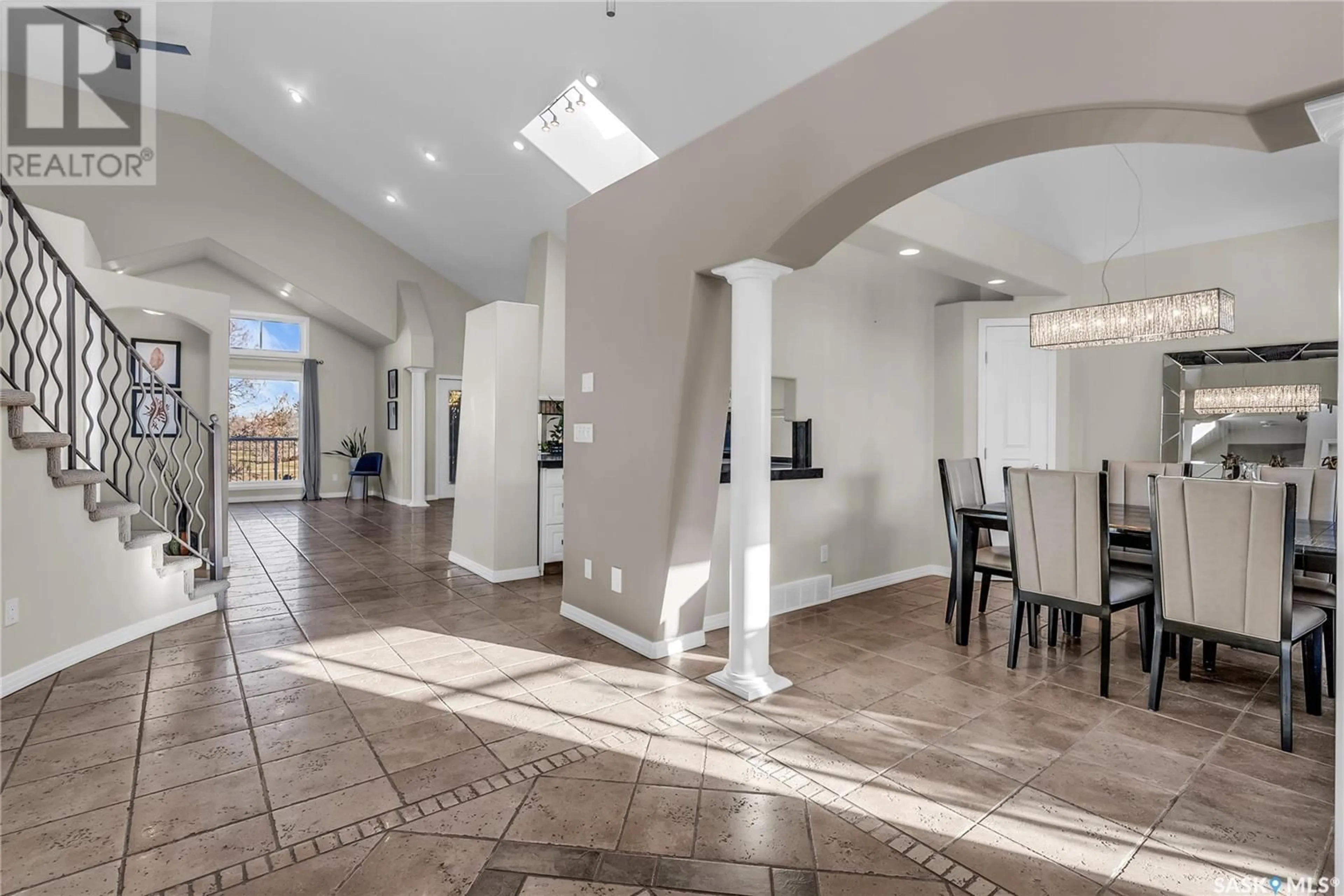 Indoor foyer, wood floors for 230 Brookhurst CRESCENT, Saskatoon Saskatchewan S7V1C5