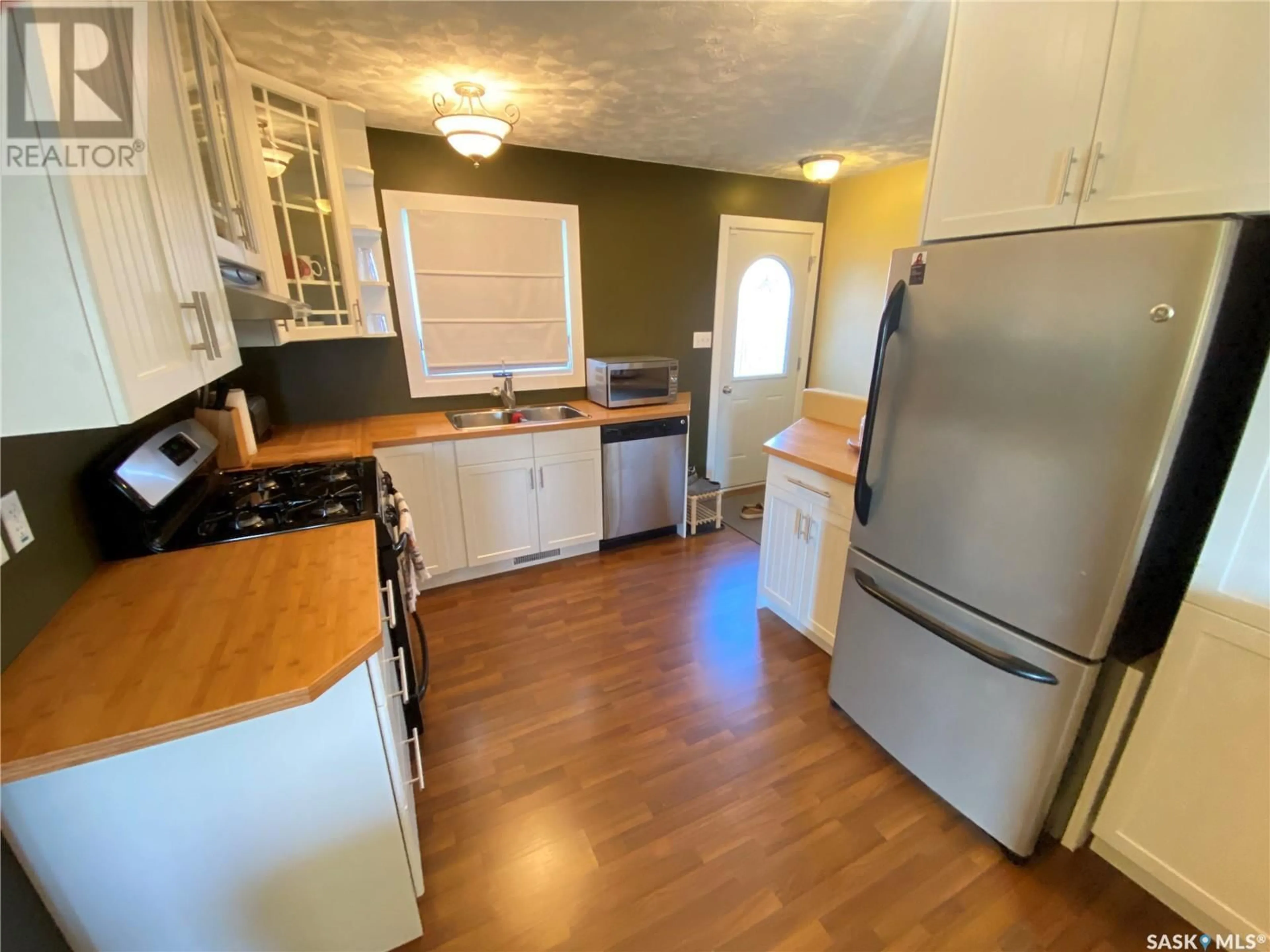 Standard kitchen, wood floors, cottage for 20 Redwood DRIVE, Yorkton Saskatchewan S3N3X7