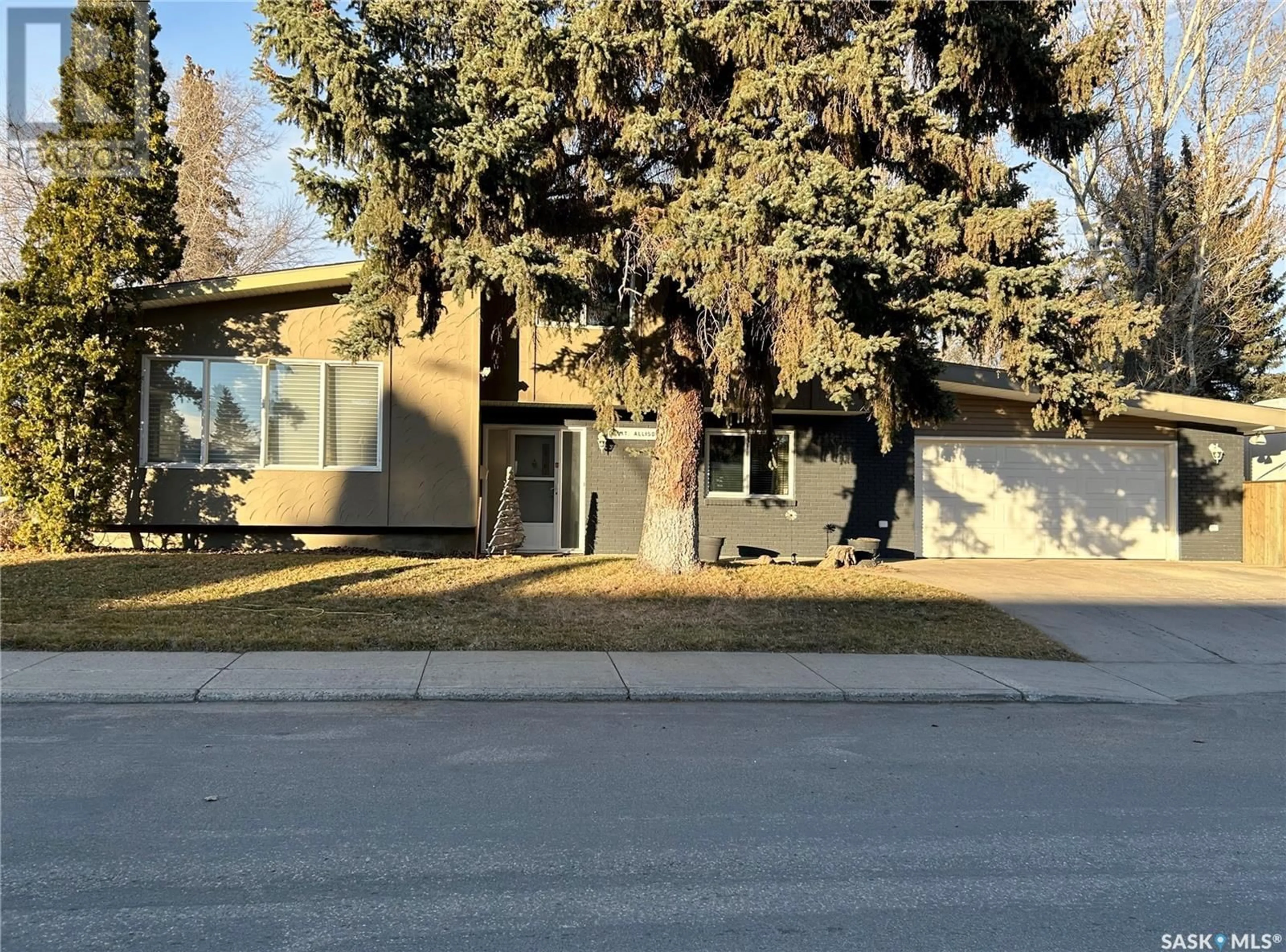 A pic from exterior of the house or condo, the street view for 101 Mount Allison CRESCENT, Saskatoon Saskatchewan S7H4A4