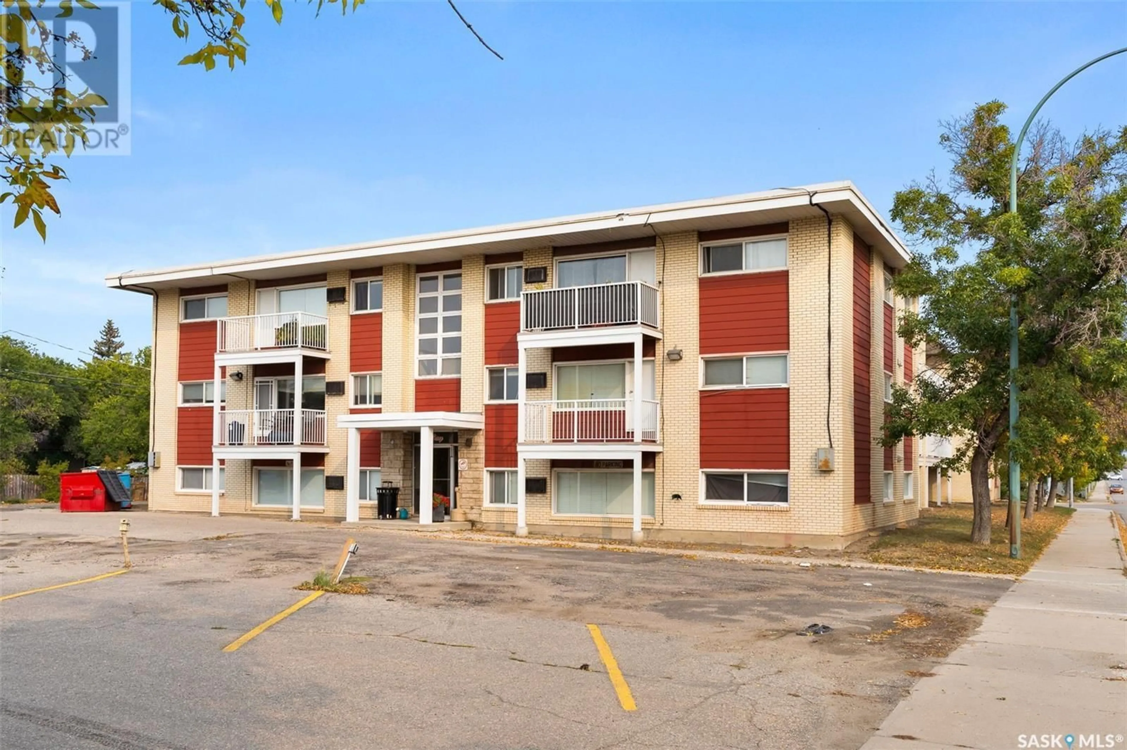 A pic from exterior of the house or condo, the front or back of building for 7 1811 8th AVENUE N, Regina Saskatchewan S4R0G5