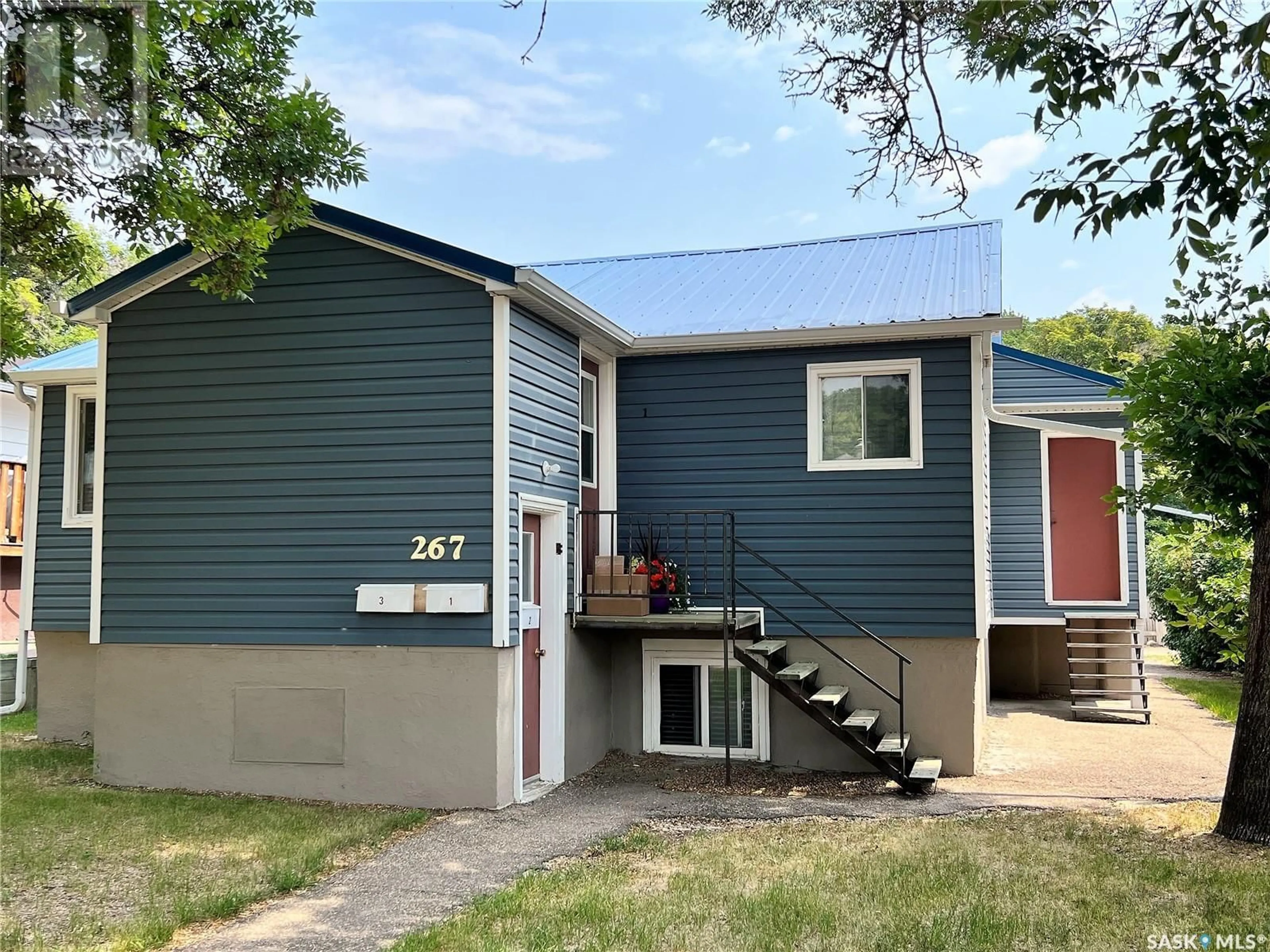 Home with vinyl exterior material, street for 267 7TH AVENUE, Swift Current Saskatchewan S9H0Y9