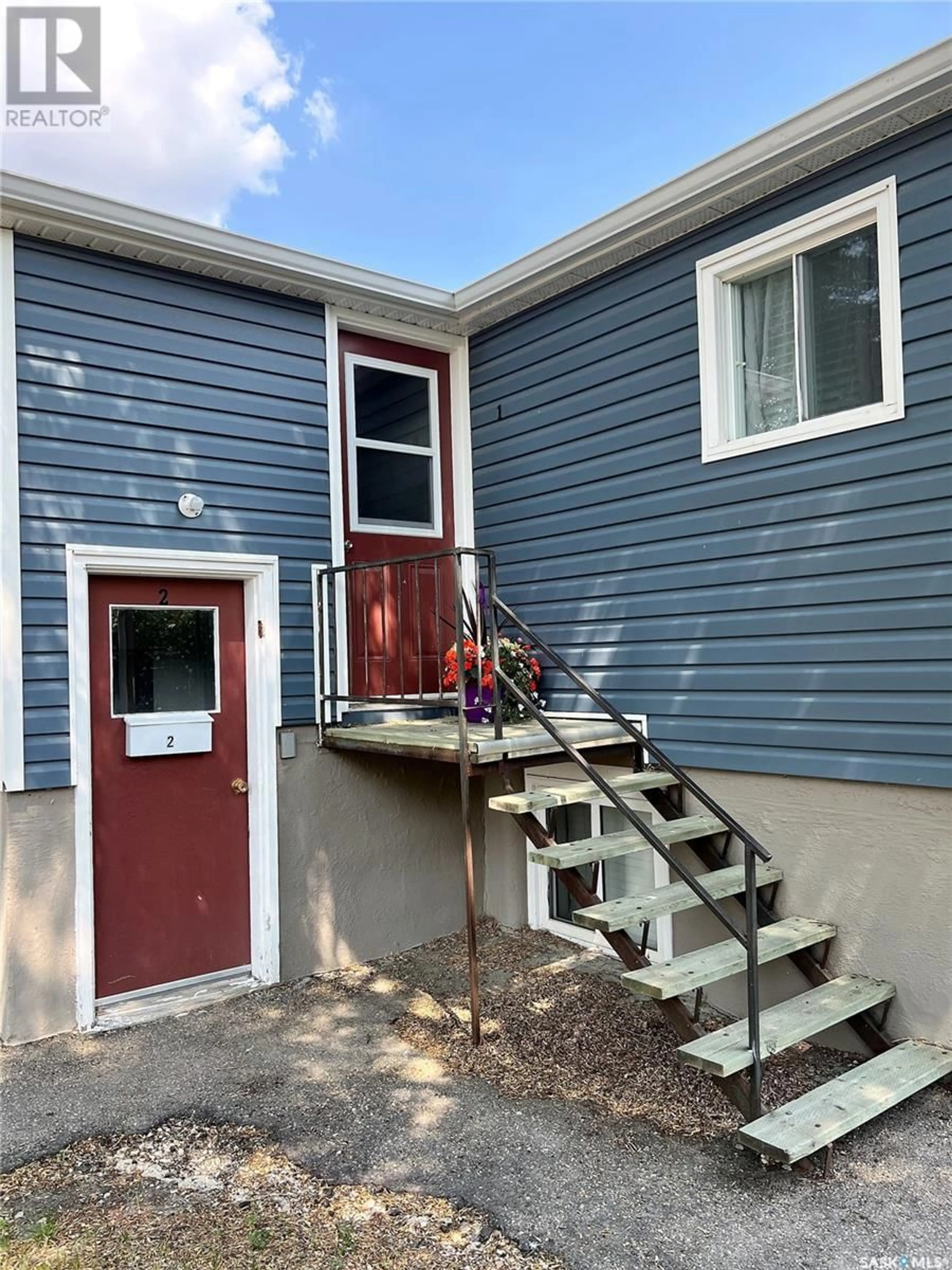Home with vinyl exterior material, street for 267 7TH AVENUE, Swift Current Saskatchewan S9H0Y9