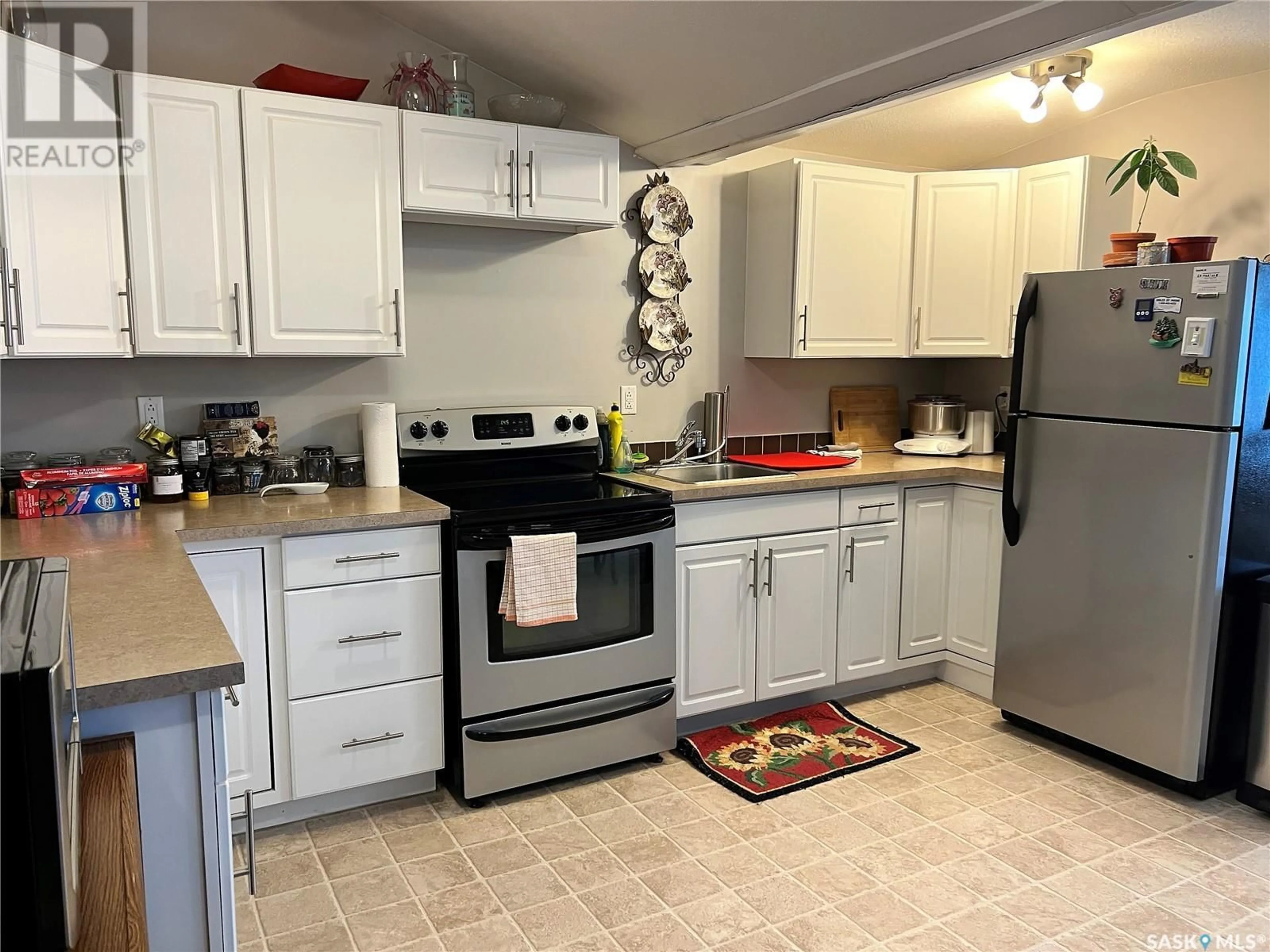 Standard kitchen, wood floors, cottage for 267 7th AVENUE NW, Swift Current Saskatchewan S9H0Y9