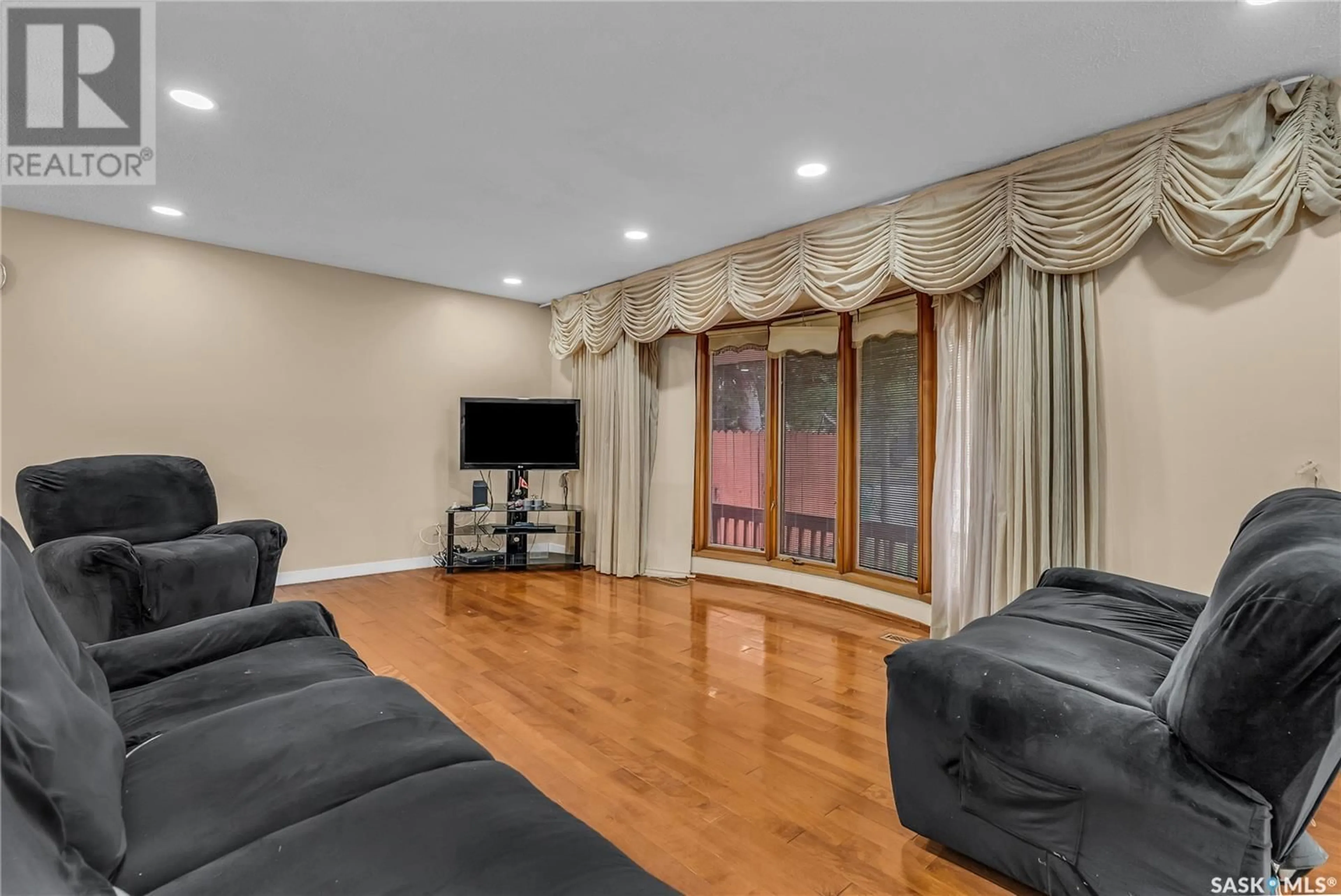 Living room, wood floors for 431 CHITEK CRESCENT, Saskatoon Saskatchewan S7K5C1