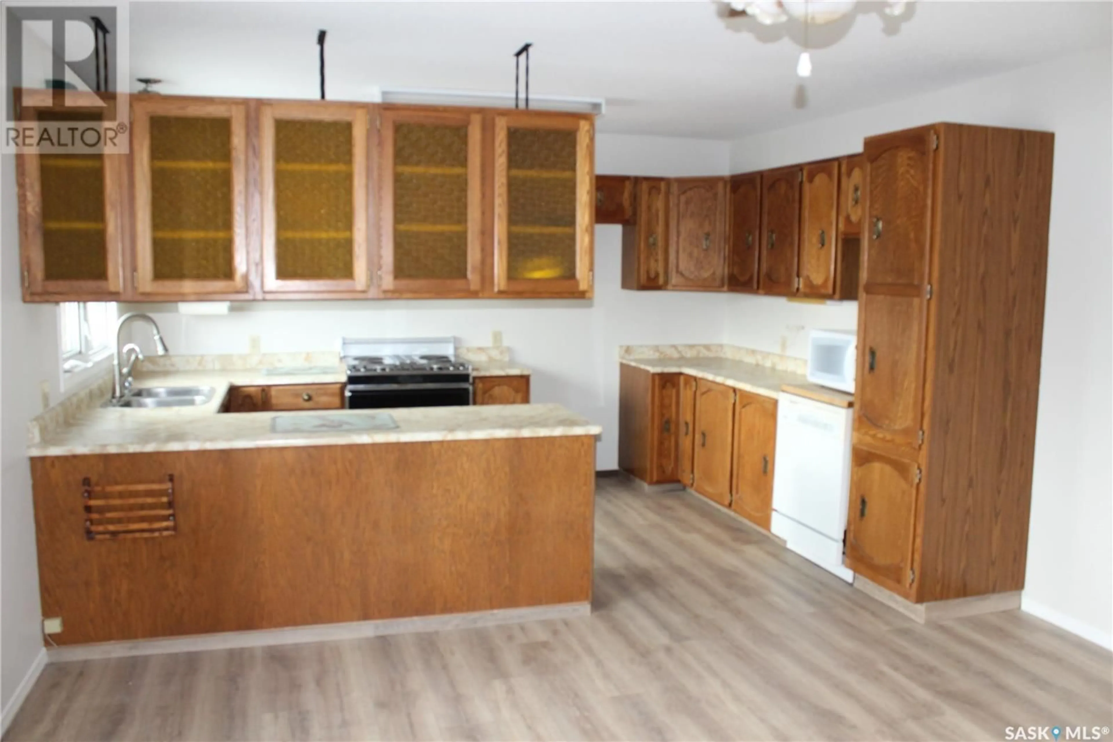 Kitchen, wood floors, cottage for Ernst Acreage, Lomond Rm No. 37 Saskatchewan S4H3J9