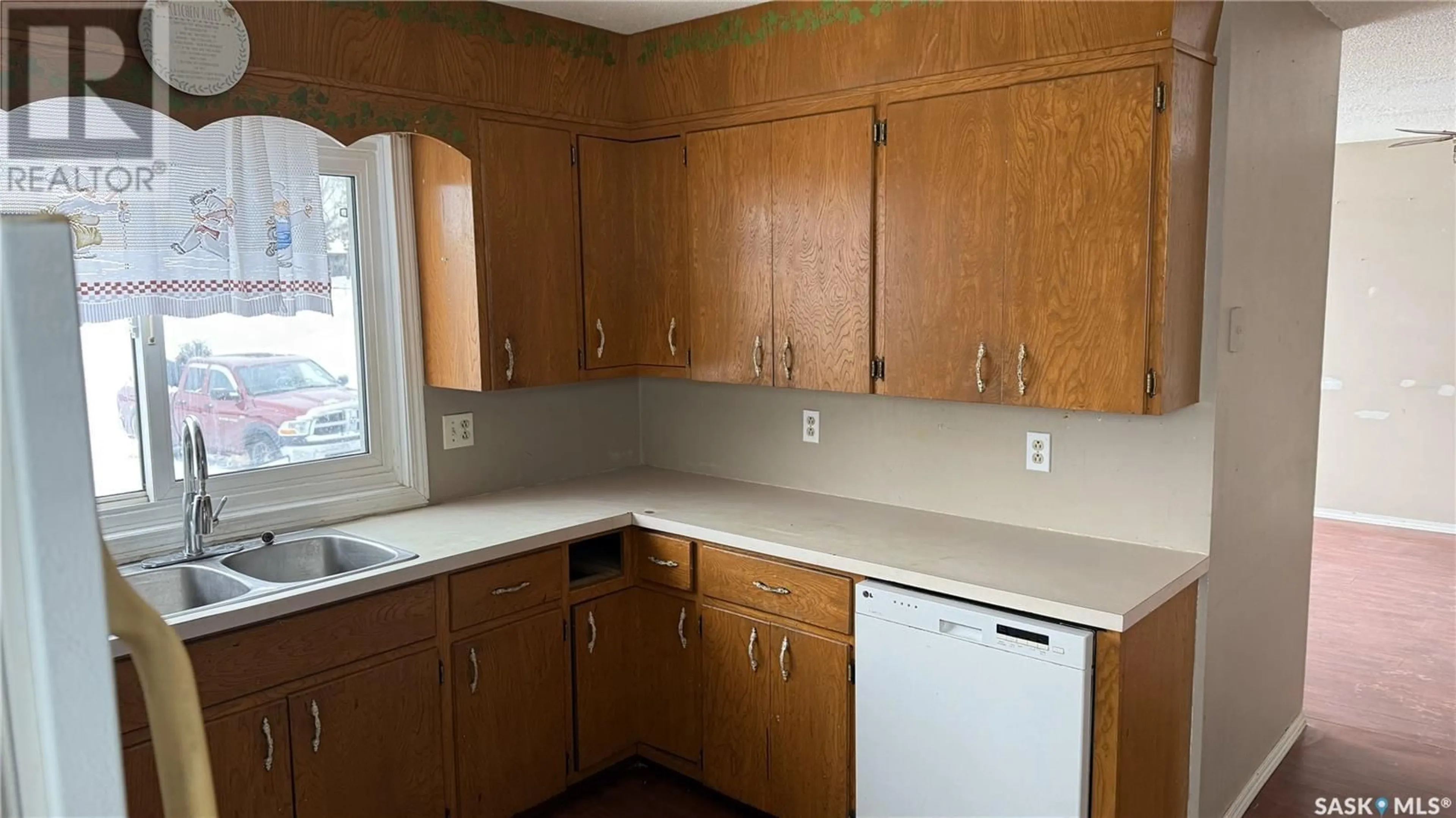 Standard kitchen, unknown for 731 McCraney CRESCENT, Prince Albert Saskatchewan S6V6W3