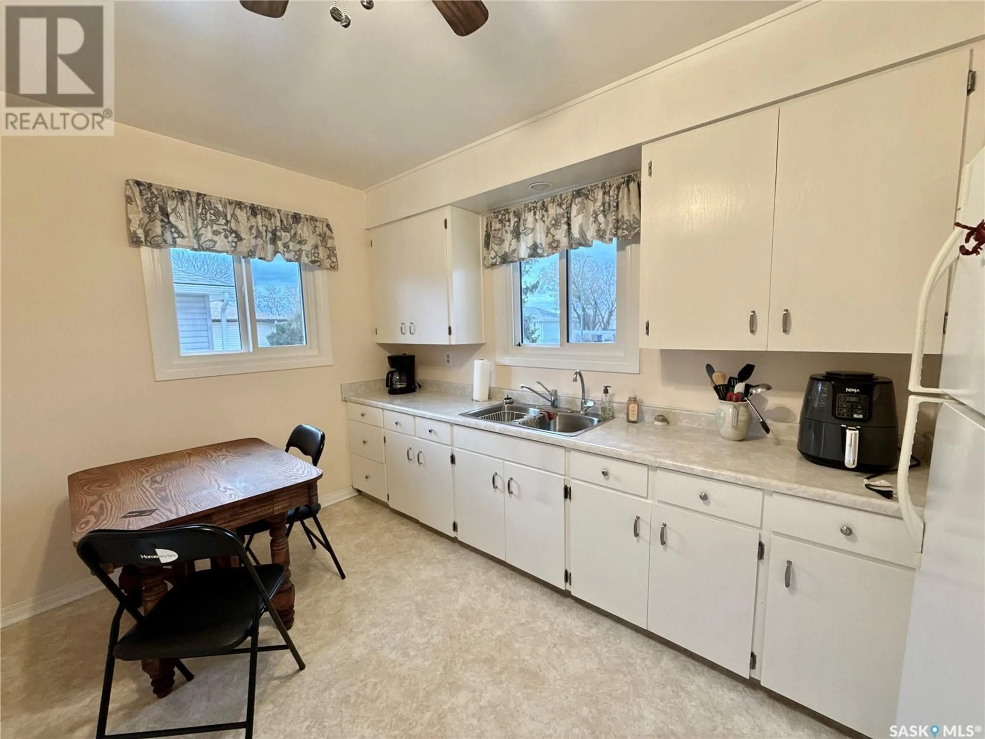 Kitchen with laundary machines, wood floors for 28 Mowat PLACE, Regina Saskatchewan S4R3W2