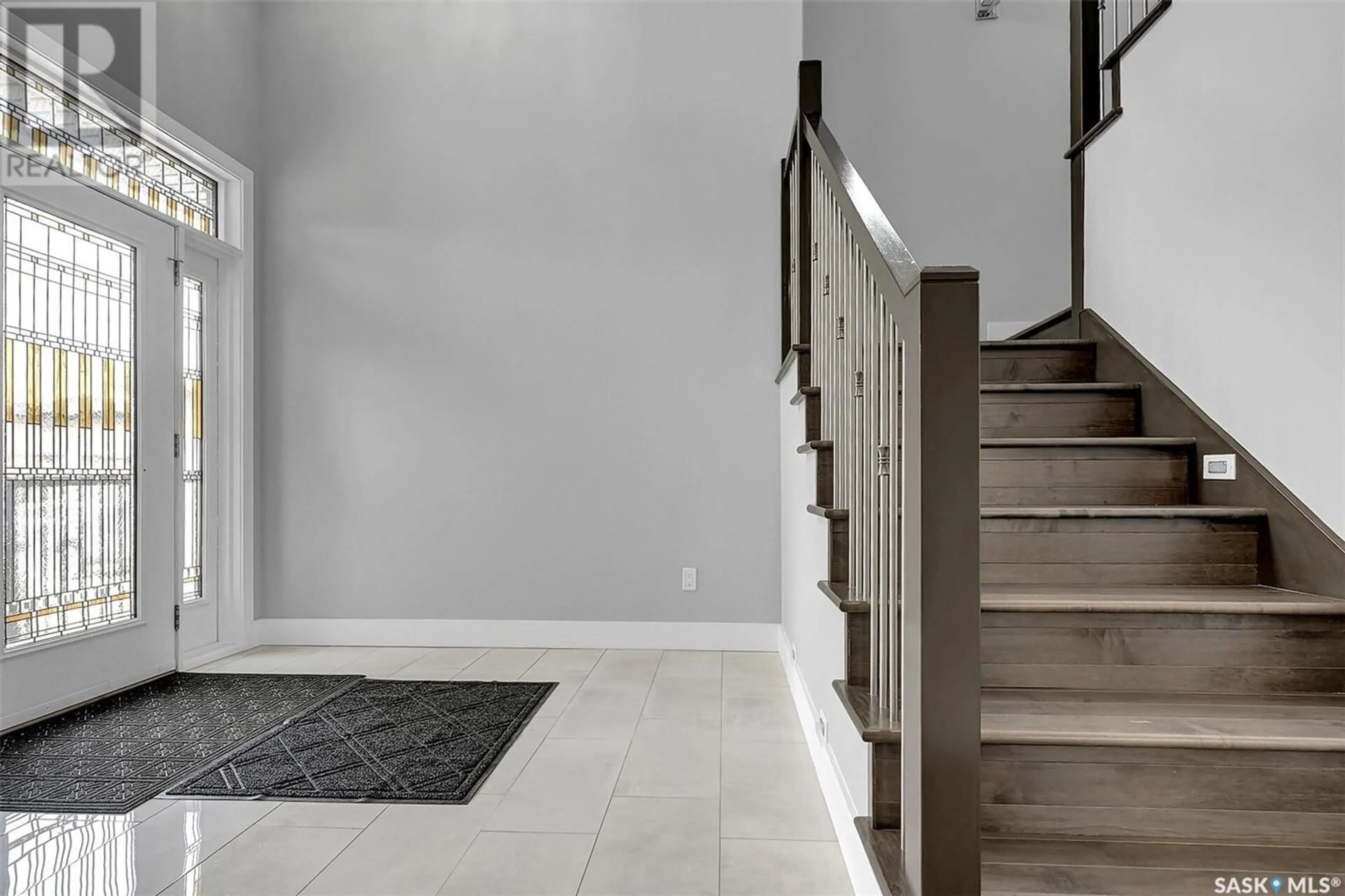 Indoor entryway, wood floors for 105 Oxbow CRESCENT, Regina Saskatchewan S4Y0A7