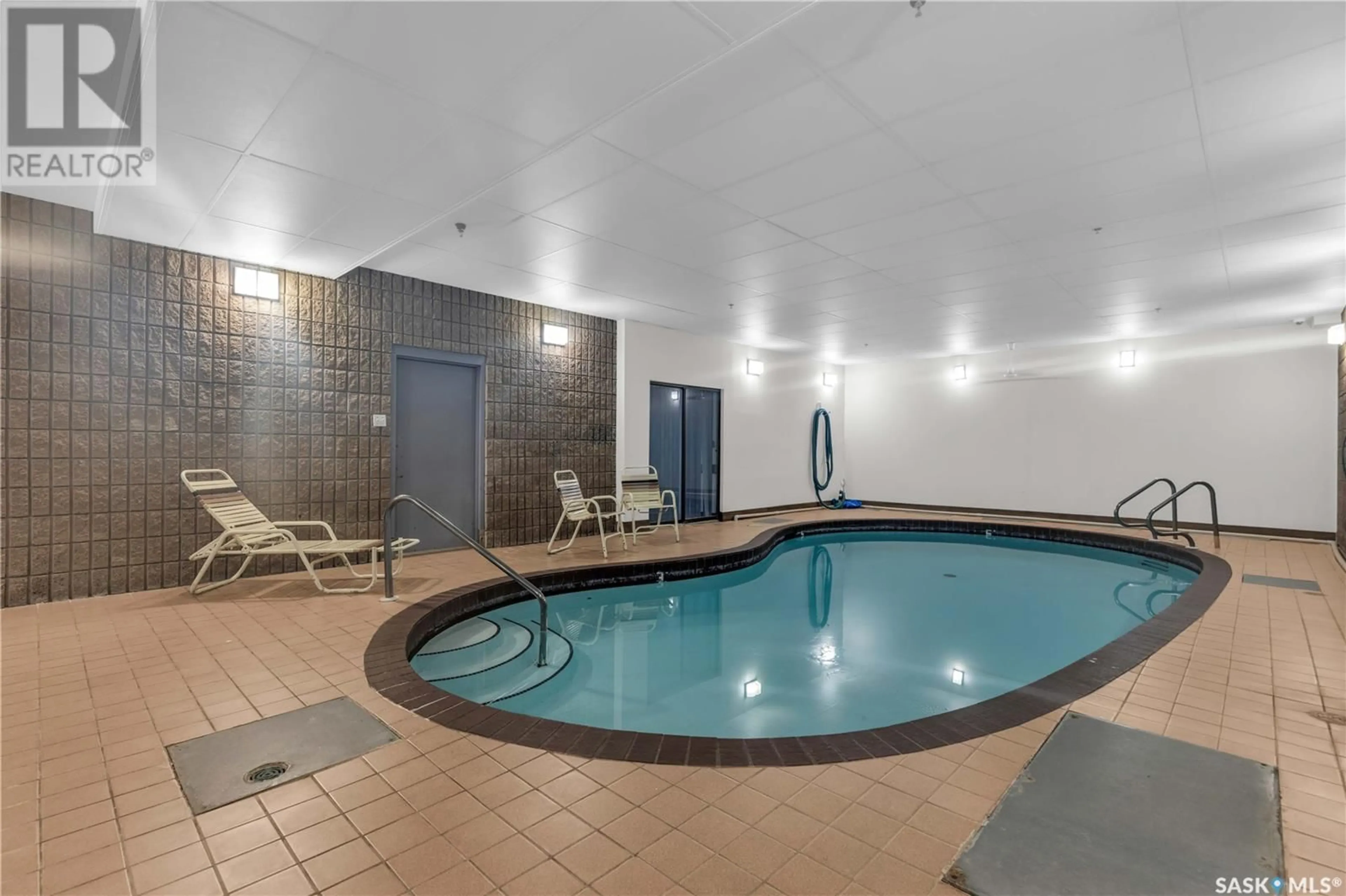 Indoor or outdoor pool for 611 351 Saguenay DRIVE, Saskatoon Saskatchewan S7K5T4