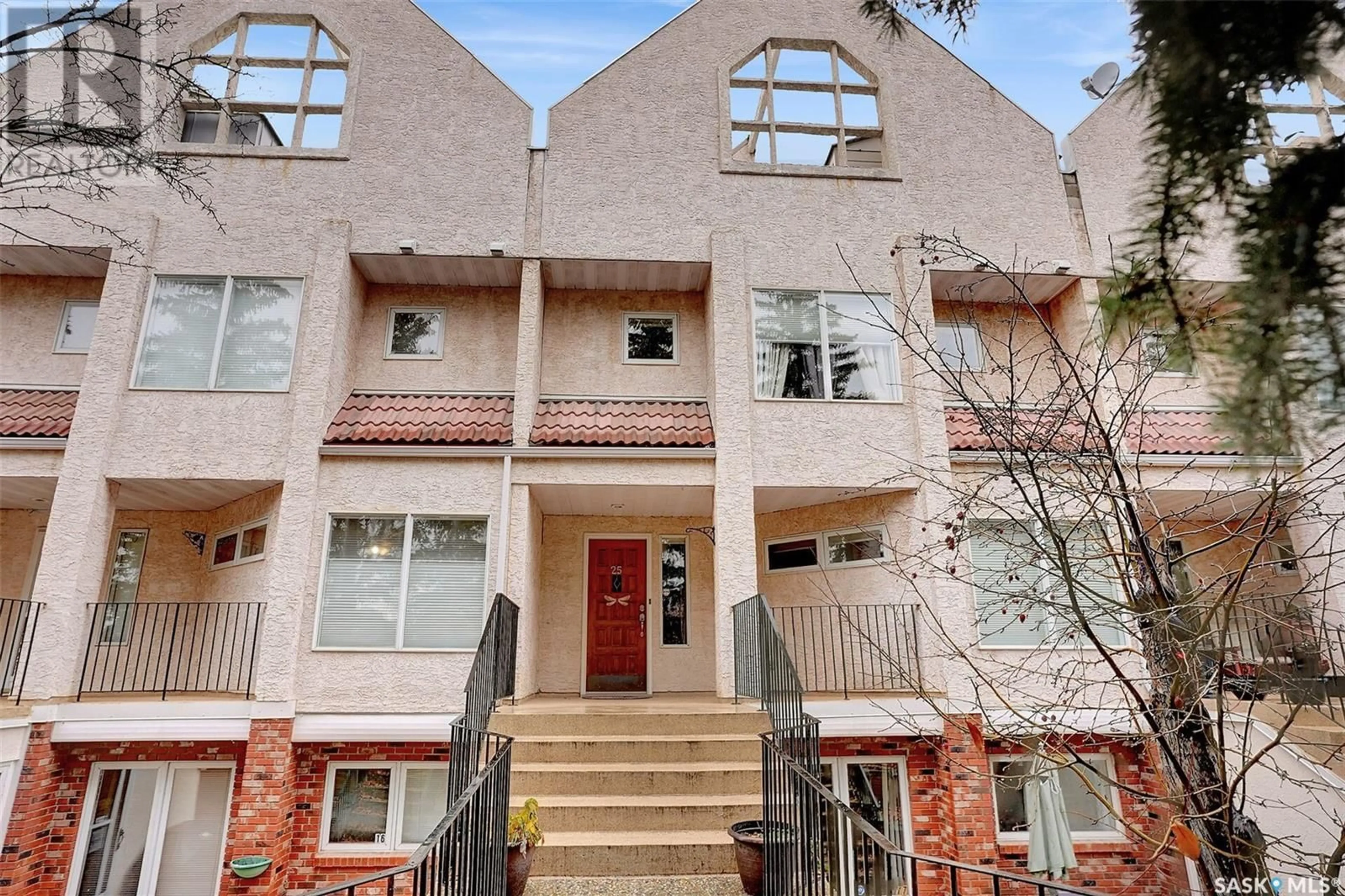 A pic from exterior of the house or condo, the front or back of building for 25 2338 Assiniboine AVENUE E, Regina Saskatchewan S4V2E9