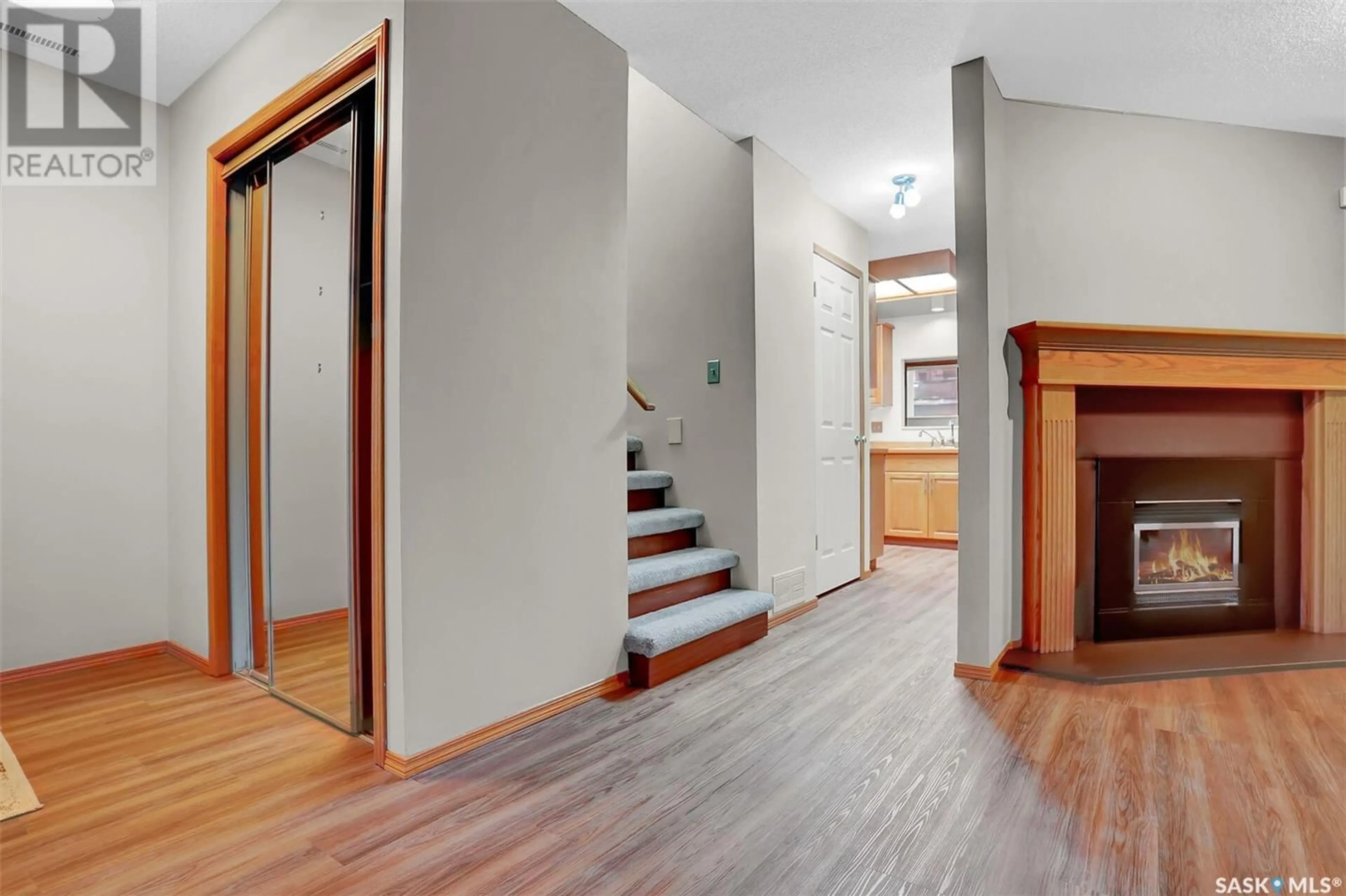 Indoor foyer, wood floors for 25 2338 Assiniboine AVENUE E, Regina Saskatchewan S4V2E9