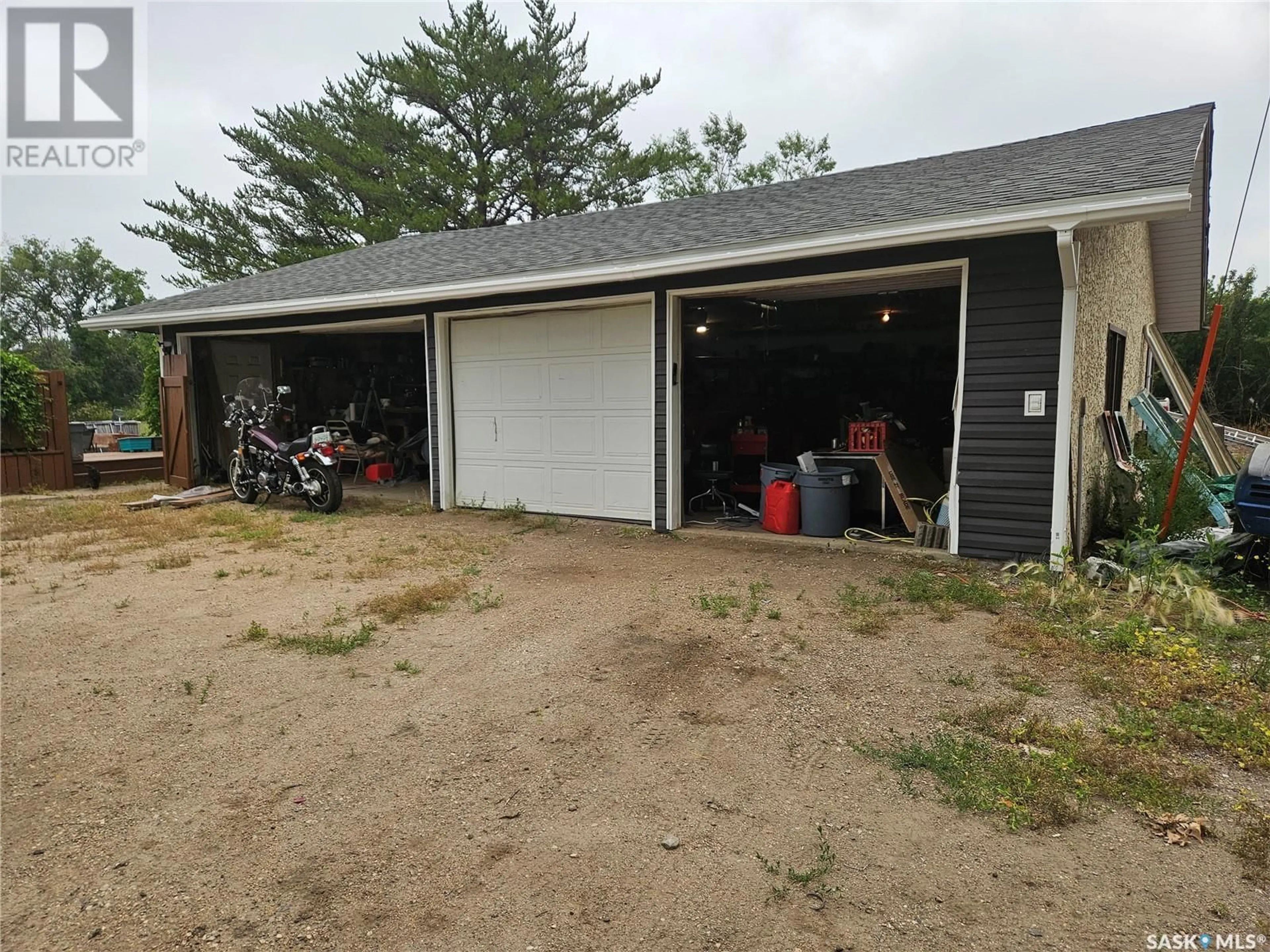 Indoor garage, cement floor for 3762 Haliburton AVENUE, Furdale Saskatchewan S7T1B2