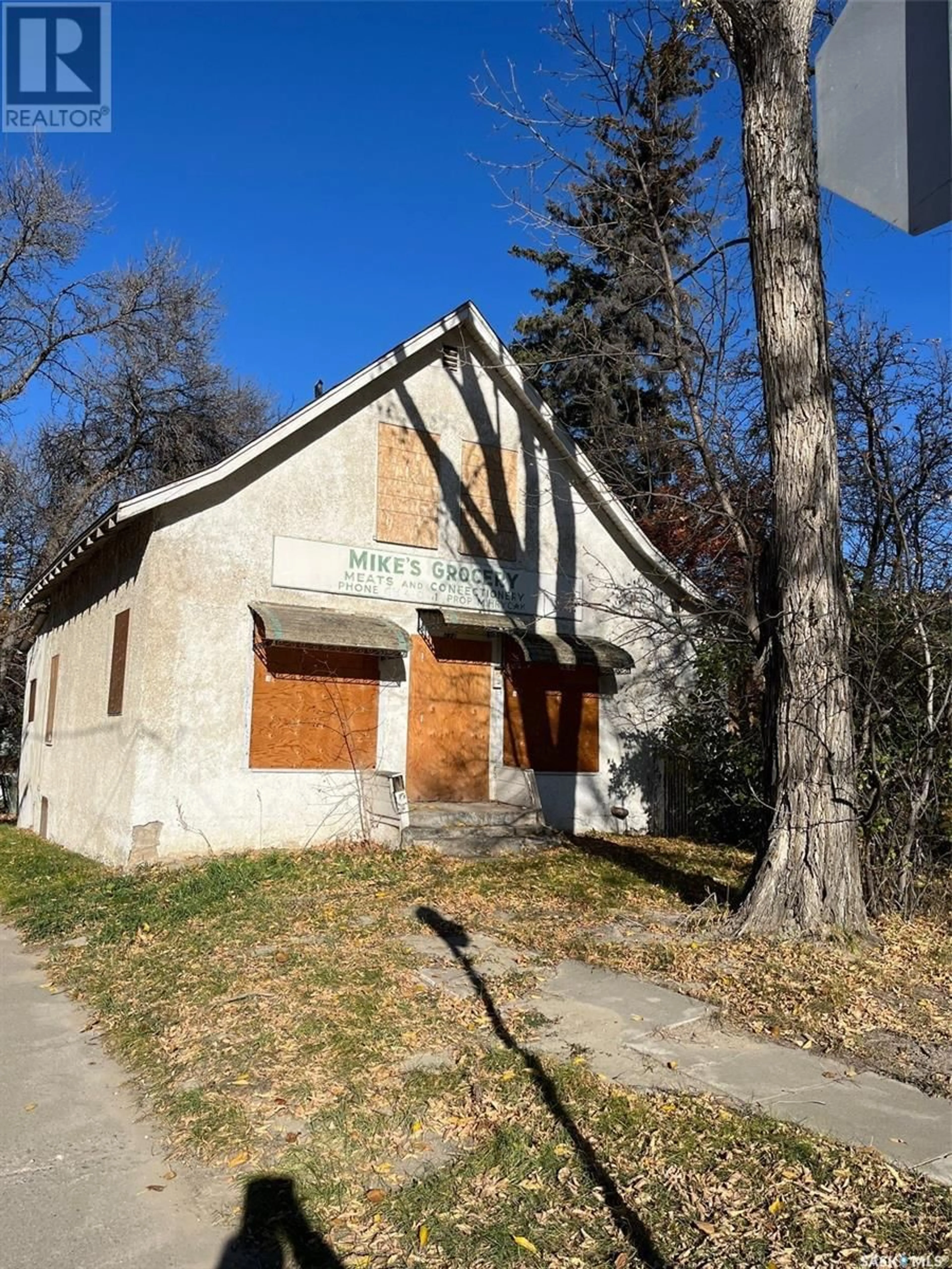 Frontside or backside of a home, the street view for 724 28TH STREET W, Saskatoon Saskatchewan S7L0L4