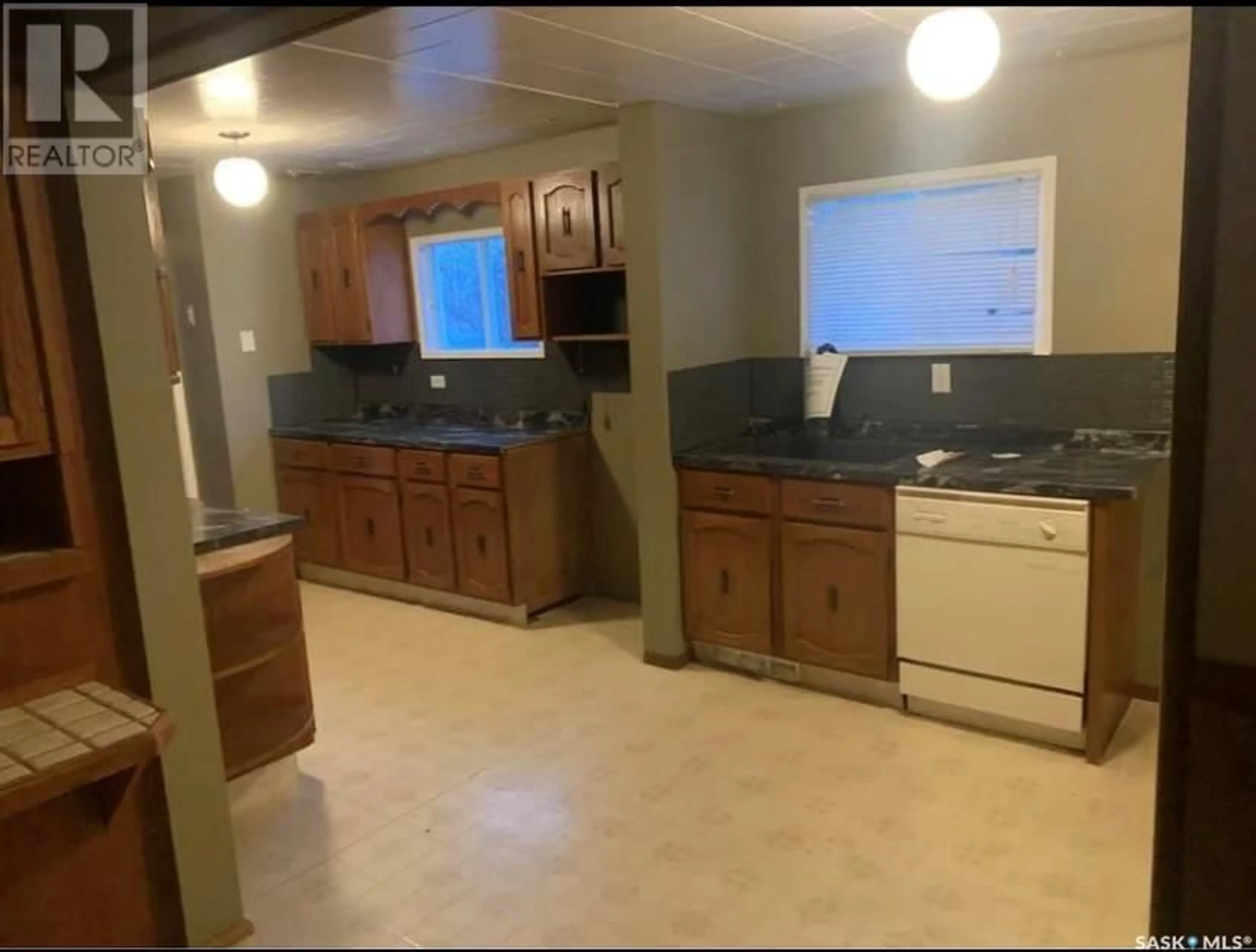 Standard kitchen, ceramic/tile floor for 124 1ST AVENUE, Gravelbourg Saskatchewan S0H1X0