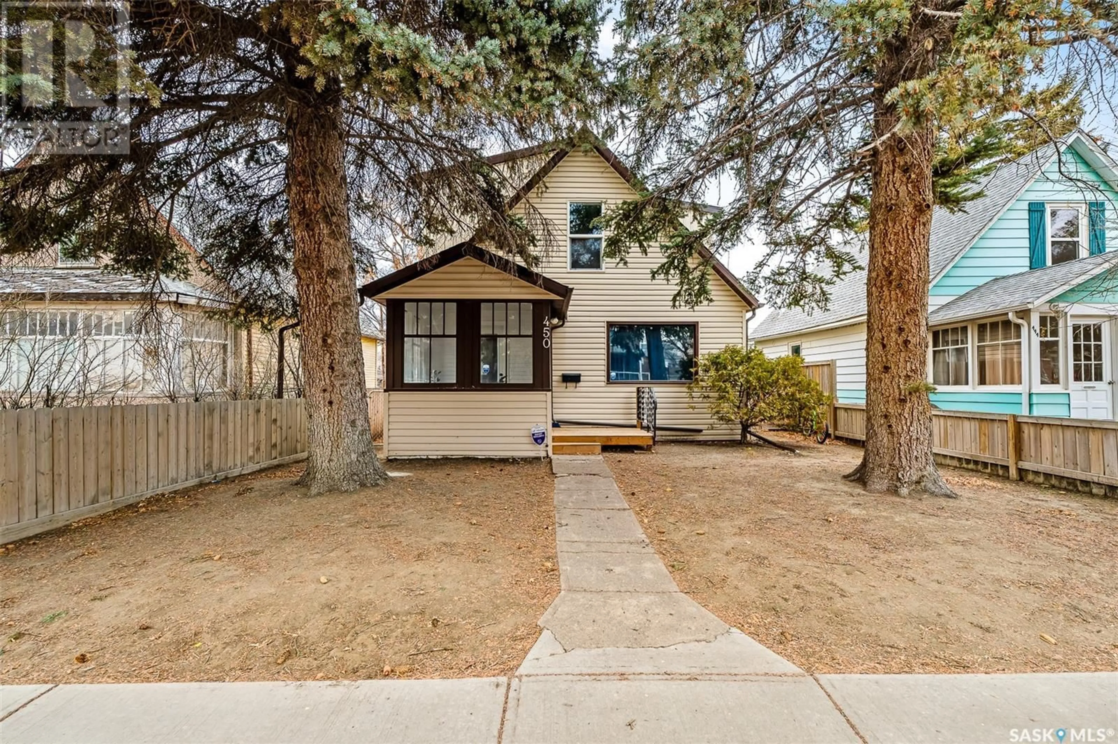 Frontside or backside of a home, cottage for 450 Stadacona STREET W, Moose Jaw Saskatchewan S6H1Z7