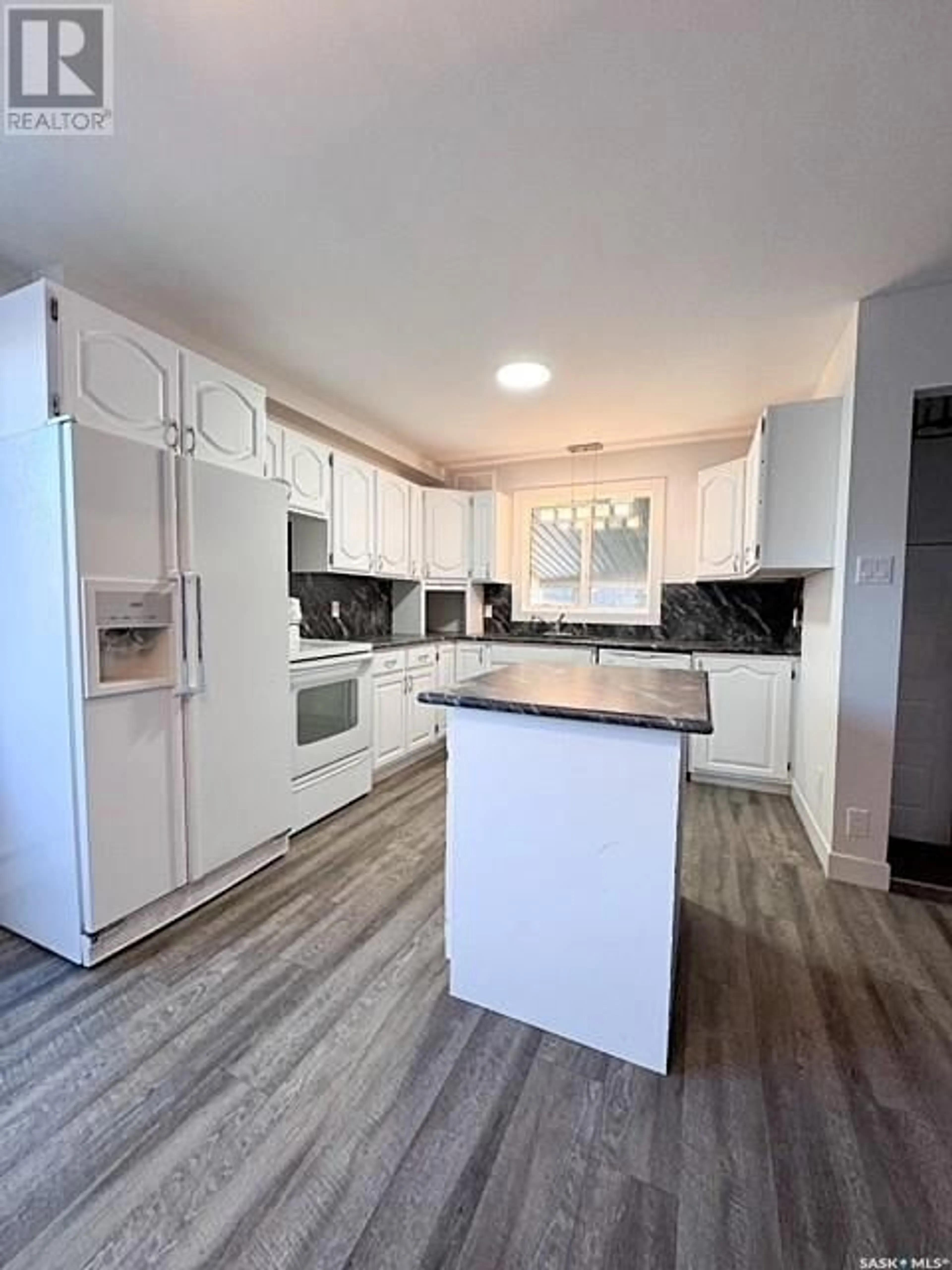 Open concept kitchen, unknown for 491 2ND AVENUE, Swift Current Saskatchewan S9H3J7
