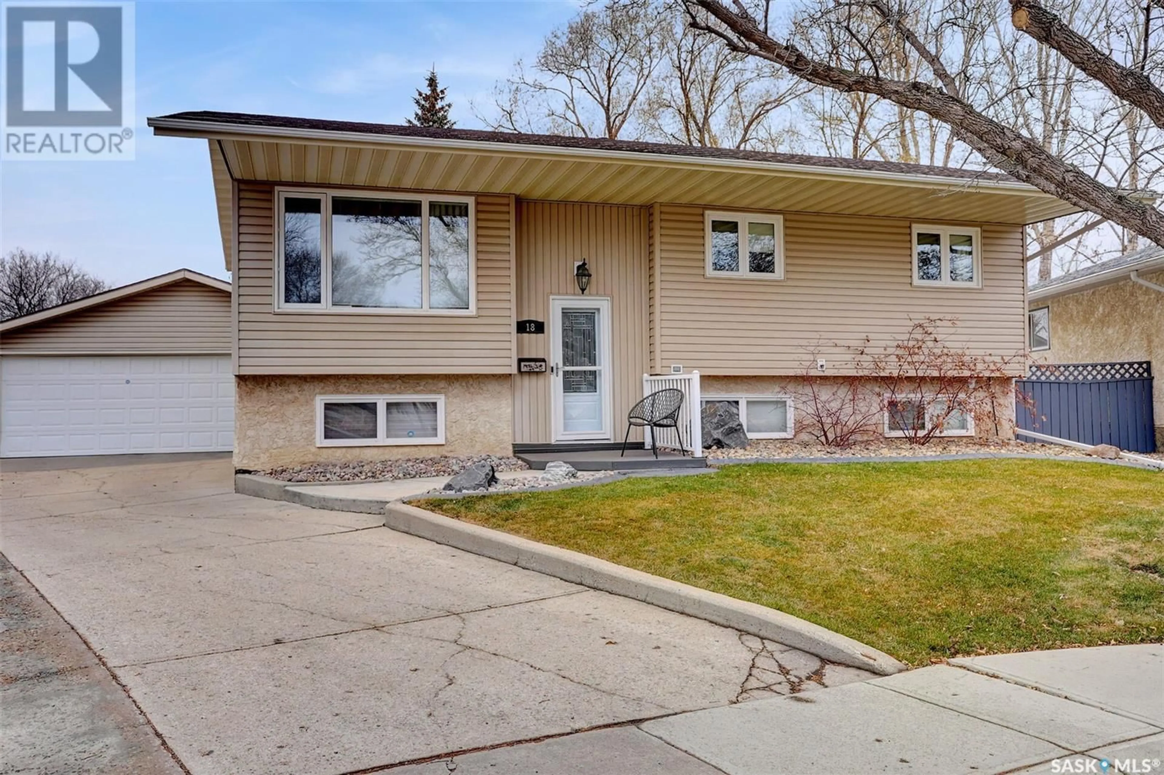 Frontside or backside of a home, the street view for 18 Bligh BAY, Regina Saskatchewan S4X1R4