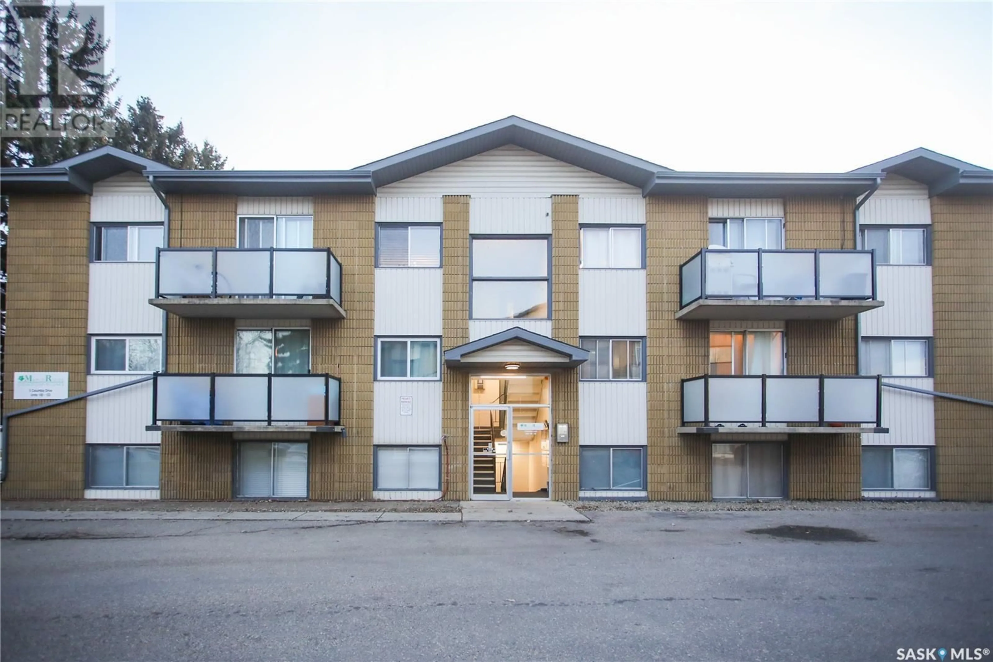 A pic from exterior of the house or condo, the front or back of building for 122 5 Columbia DRIVE, Saskatoon Saskatchewan S7K1E3