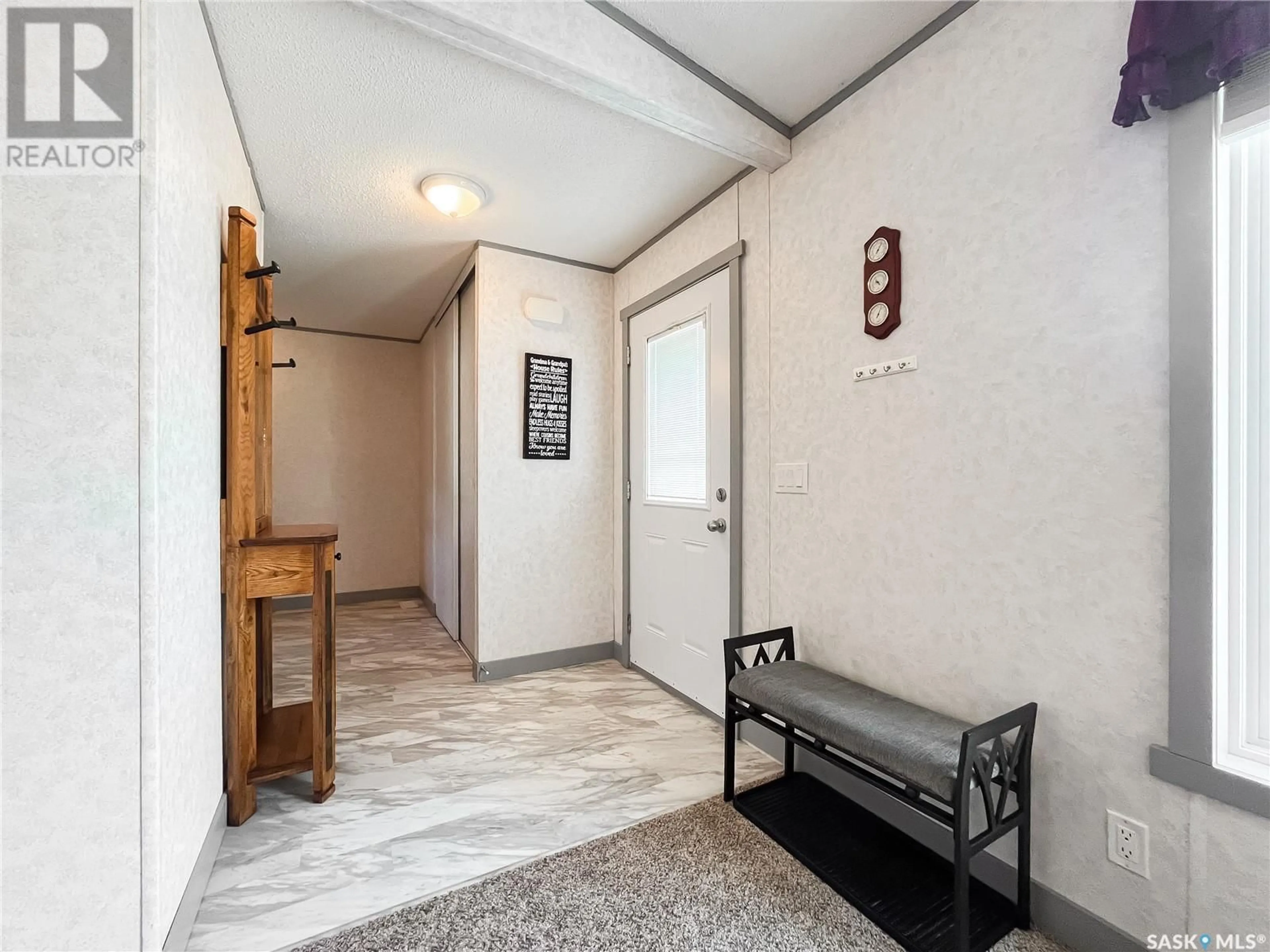 Indoor entryway, cement floor for 89 Prairie Sun COURT, Swift Current Saskatchewan S9H3X6