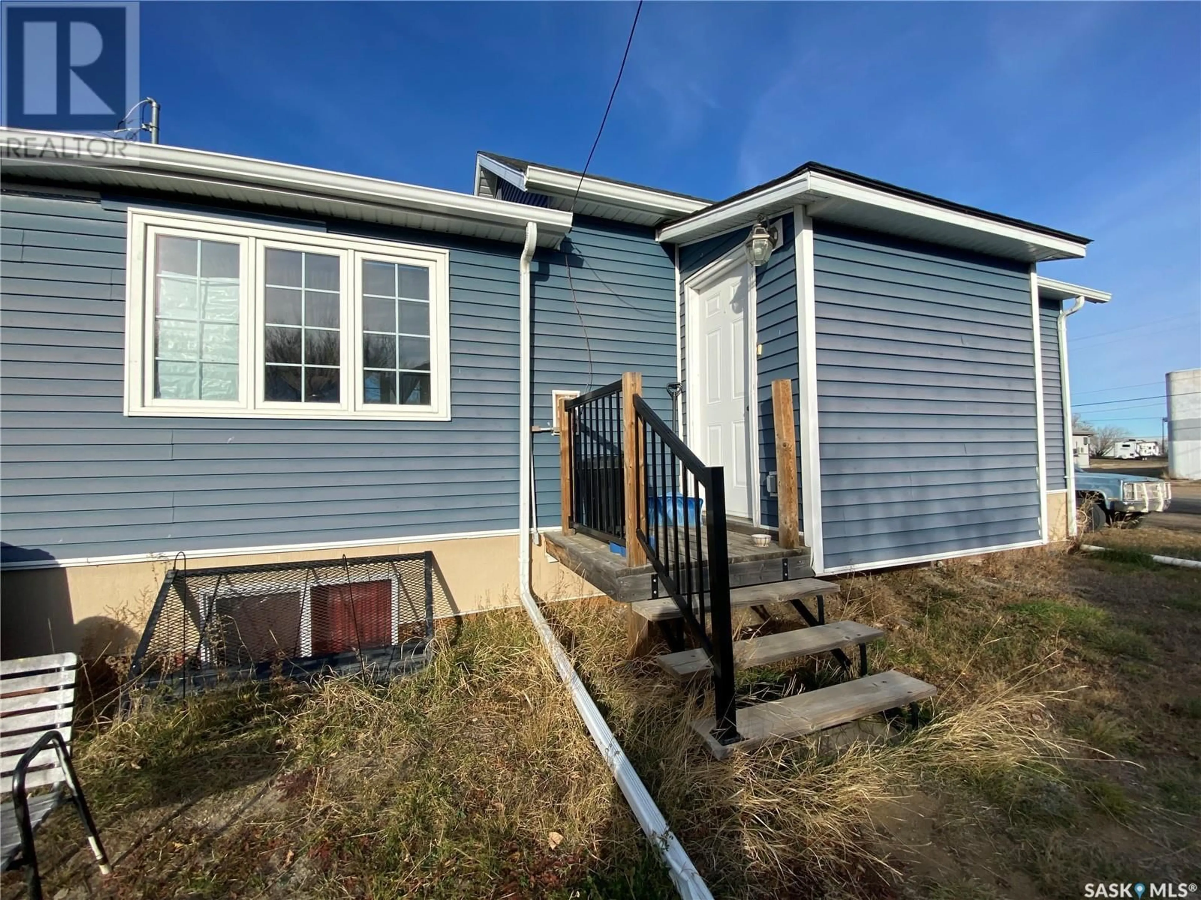 Frontside or backside of a home, cottage for 1403 Centre STREET, Cadillac Saskatchewan S0N0K0