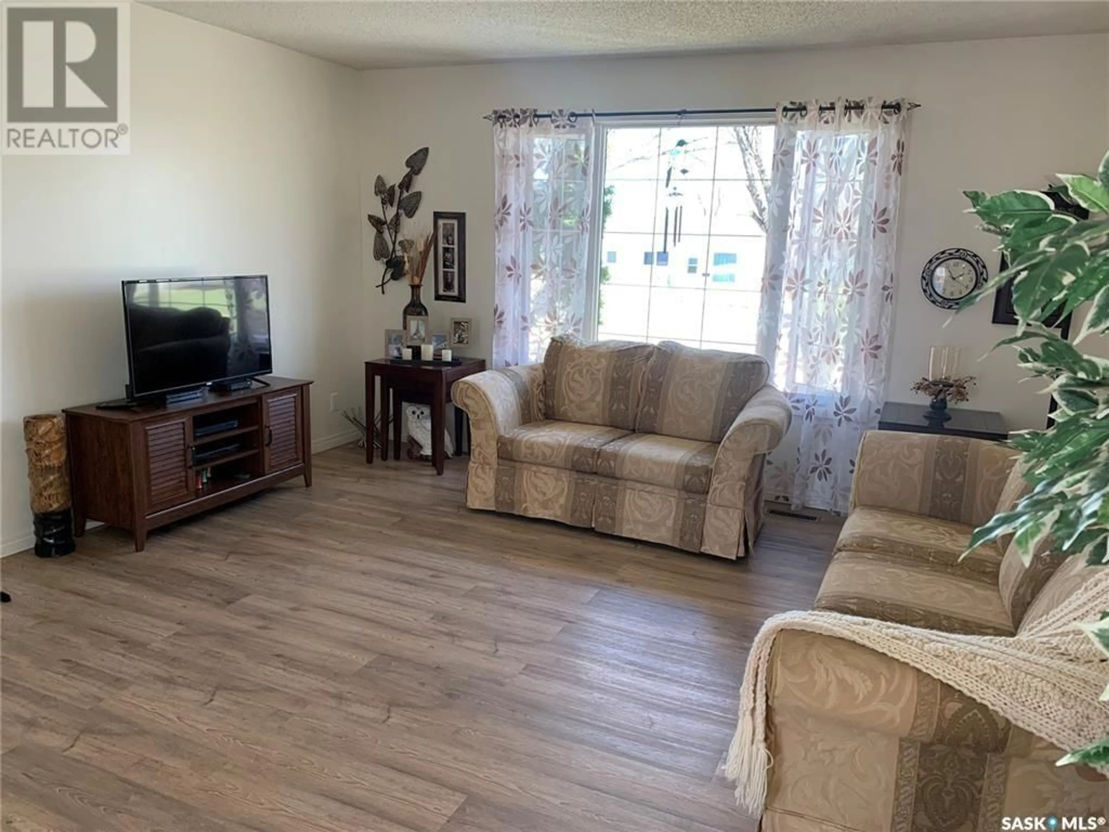 Living room, wood floors for 506 REED STREET, Morse Saskatchewan S0H3C0