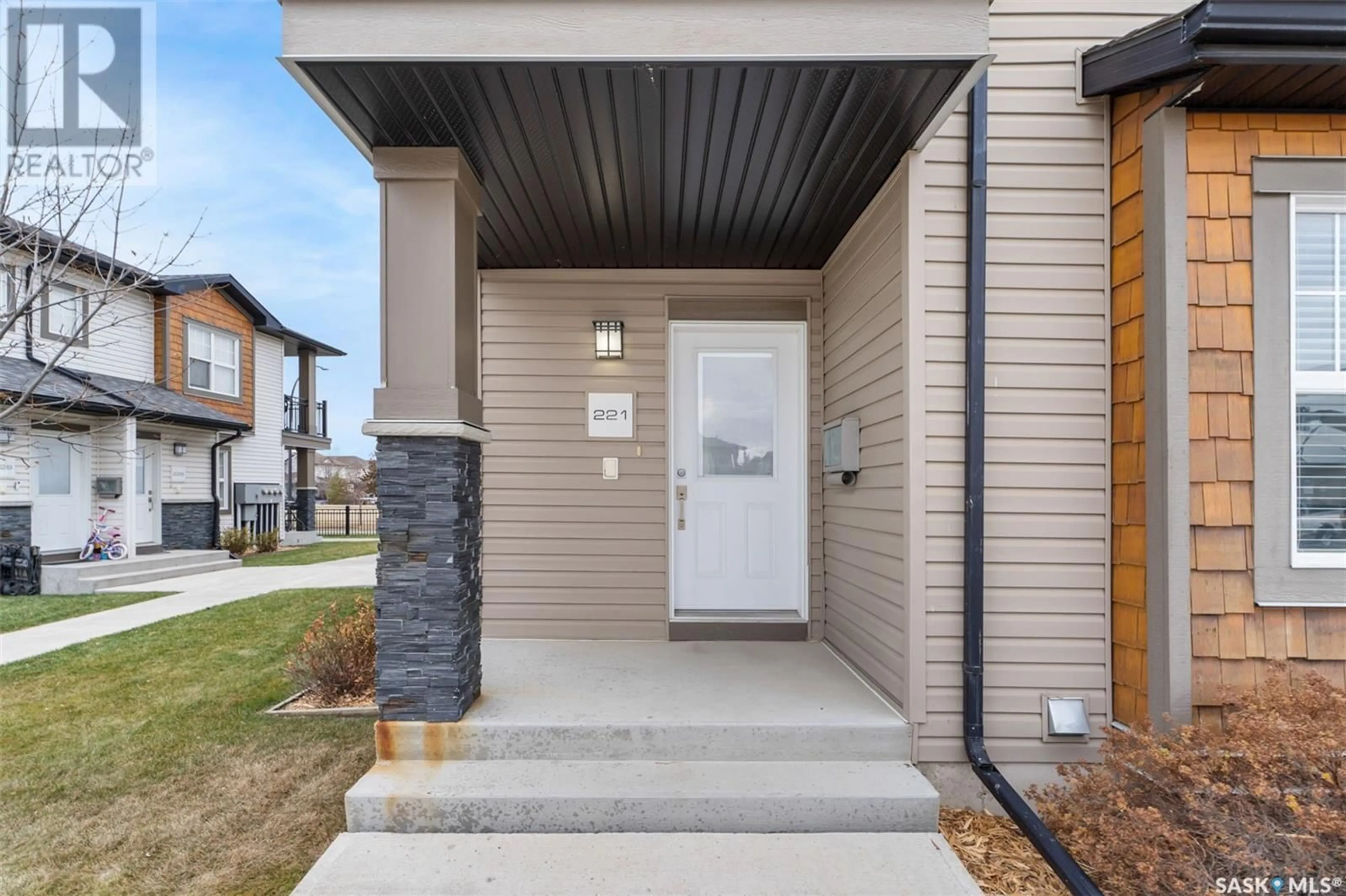 Indoor entryway, cement floor for 221 2315 McClocklin ROAD, Saskatoon Saskatchewan S7R0K7