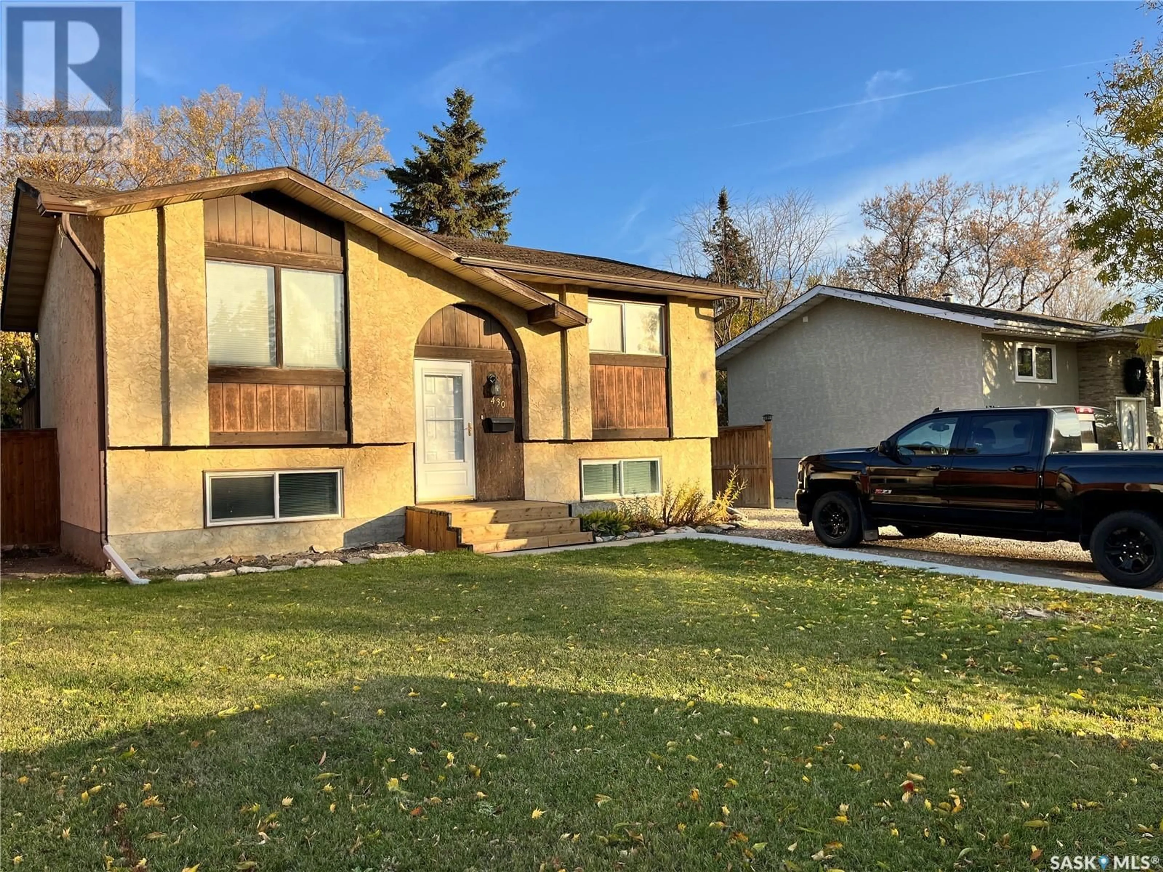 Frontside or backside of a home, the street view for 430 Lenore DRIVE, Saskatoon Saskatchewan S7K5S7