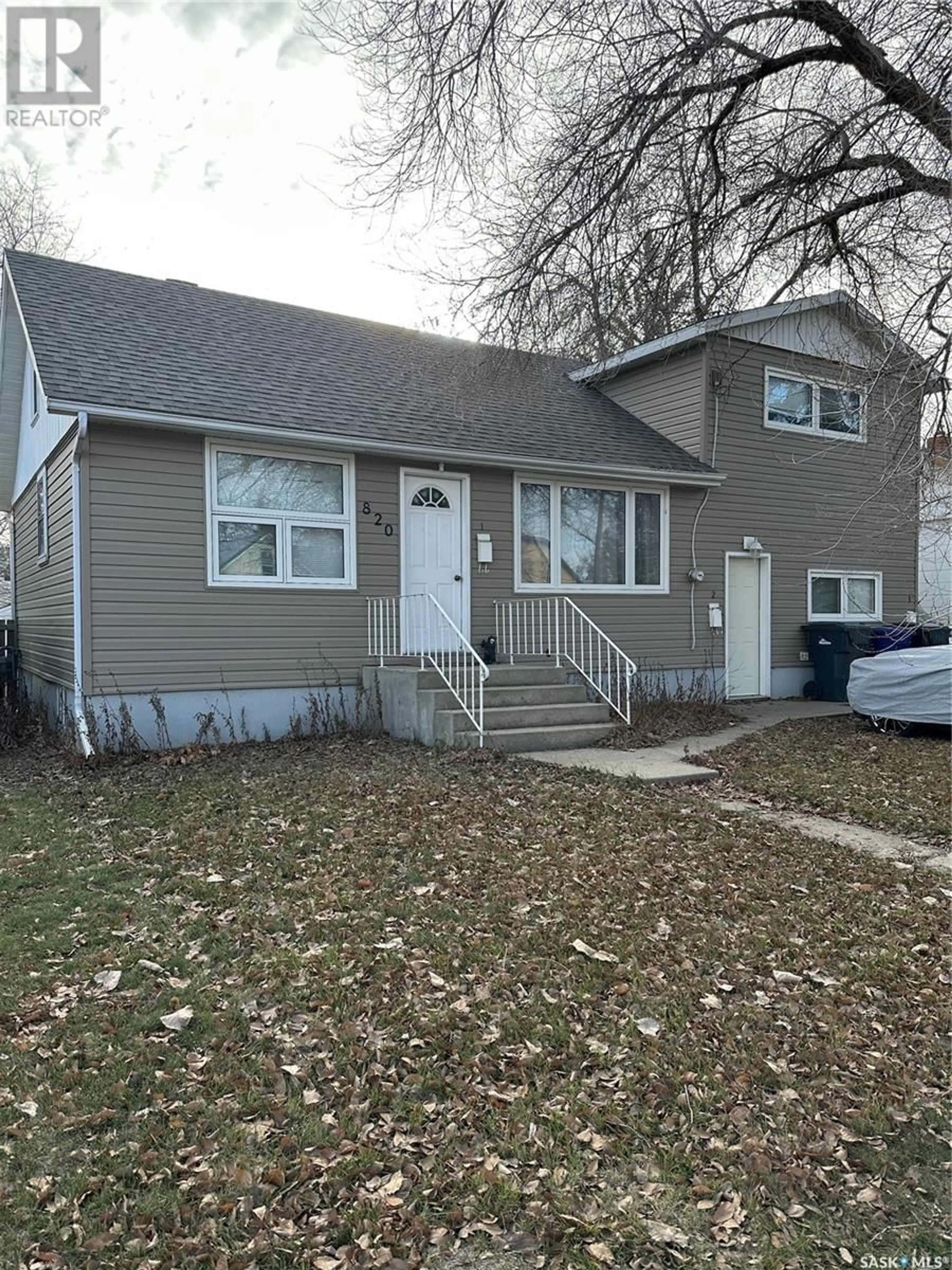 Home with vinyl exterior material, street for 820 PARK AVENUE, Weyburn Saskatchewan S4H0K2