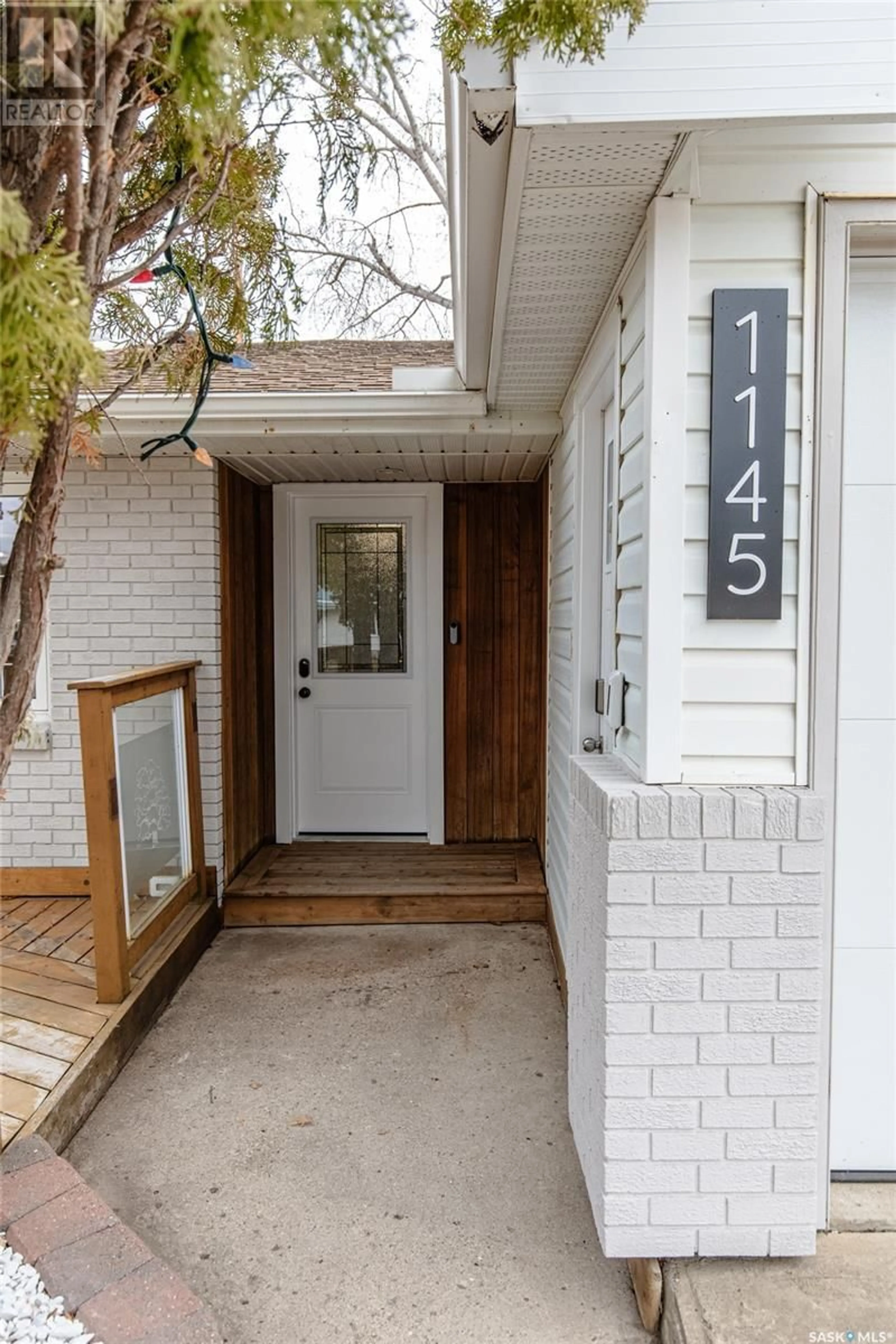 Indoor entryway, wood floors for 1145 Bogue AVENUE, Moose Jaw Saskatchewan S6H4M4