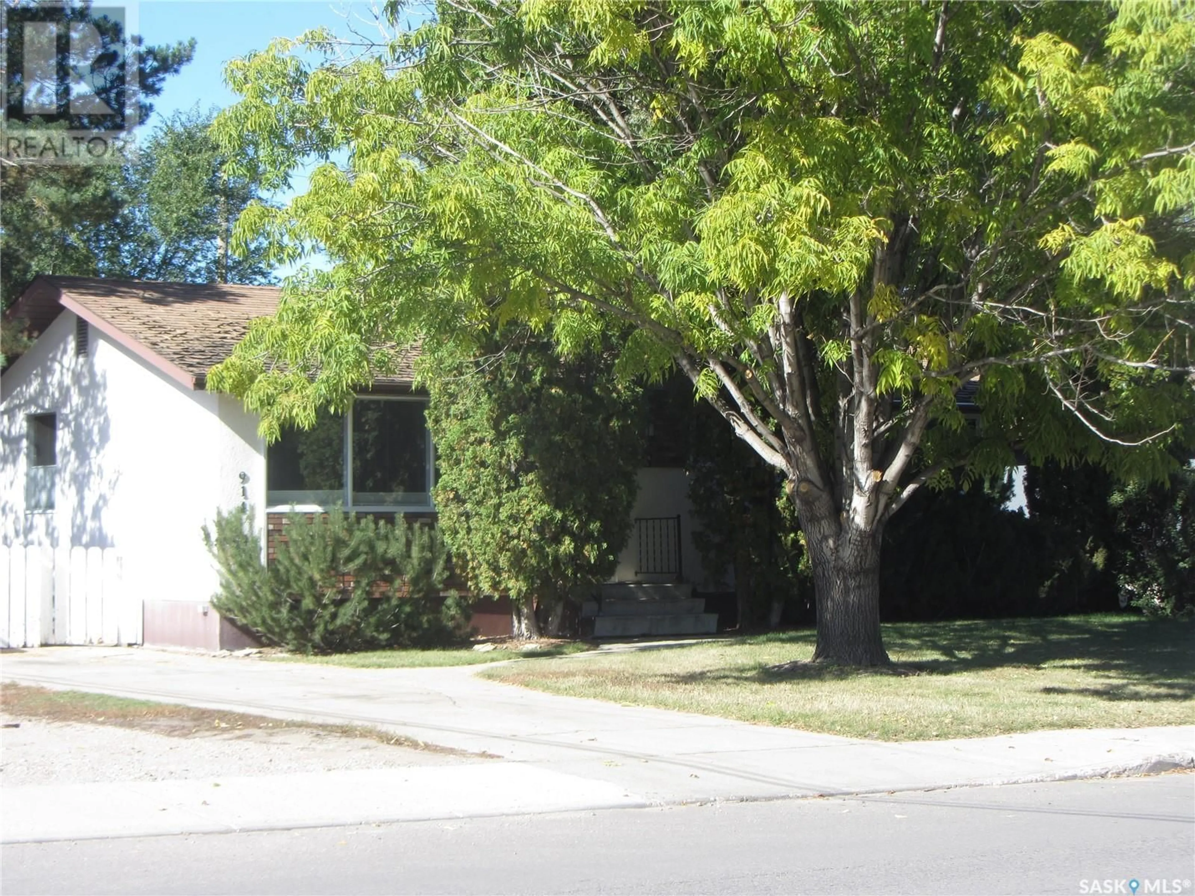 Frontside or backside of a home, the street view for 914 Arlington AVENUE, Saskatoon Saskatchewan S7H2X6