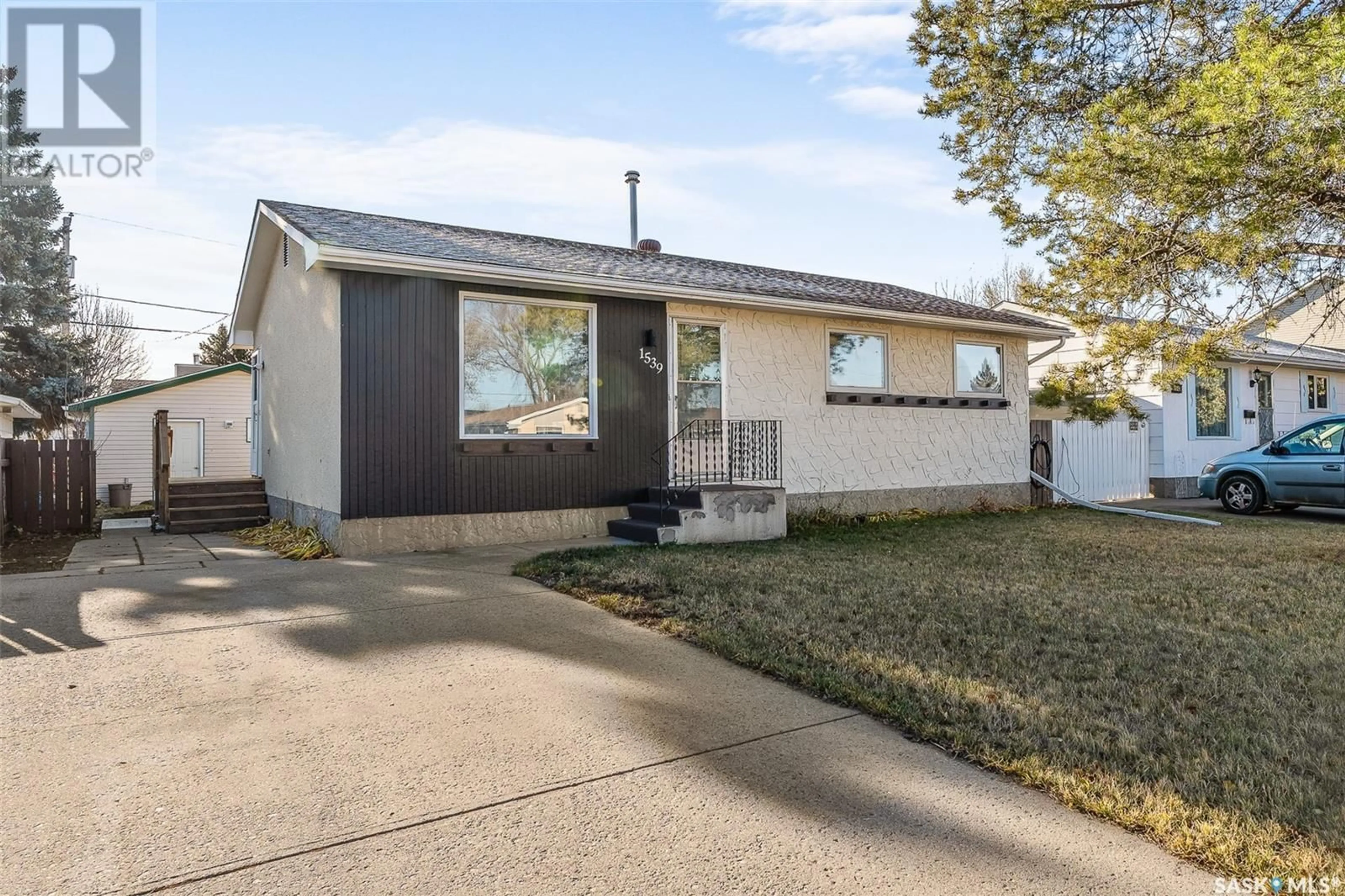 Frontside or backside of a home, the street view for 1539 Glendale STREET, Moose Jaw Saskatchewan S6H7B3