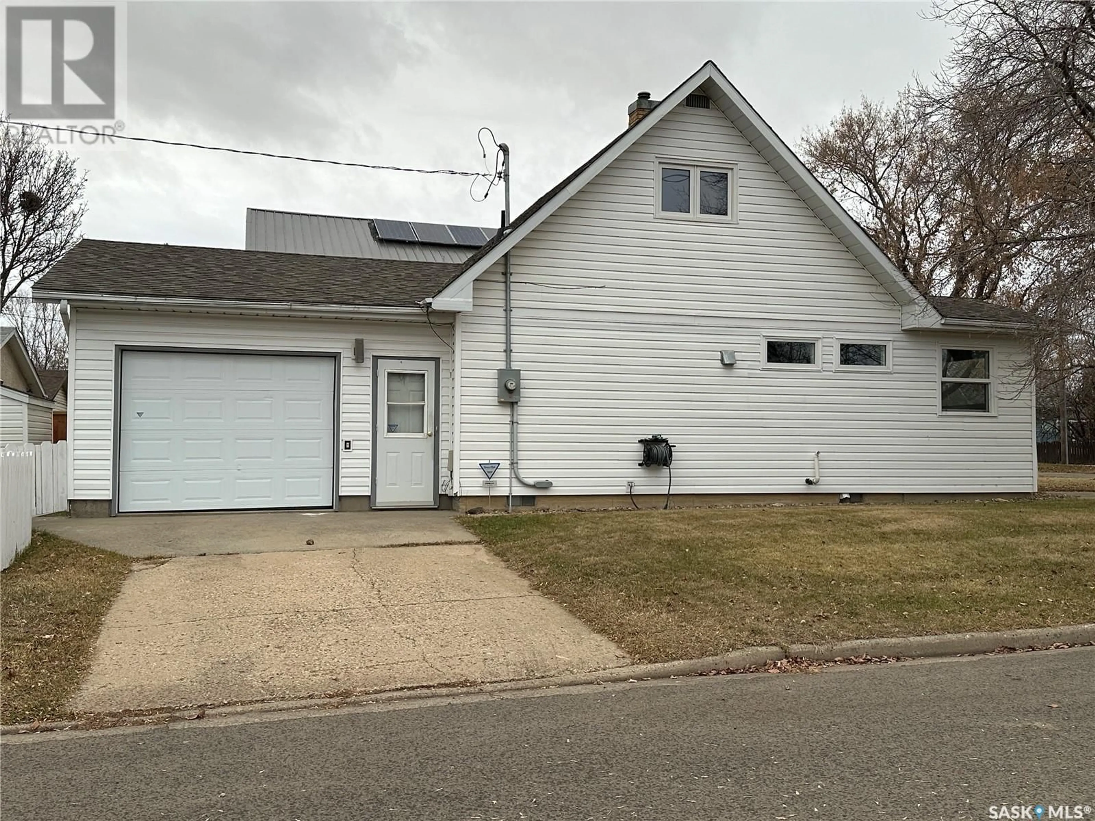 Frontside or backside of a home, the street view for 178 Duffield STREET W, Moose Jaw Saskatchewan S6H5H3