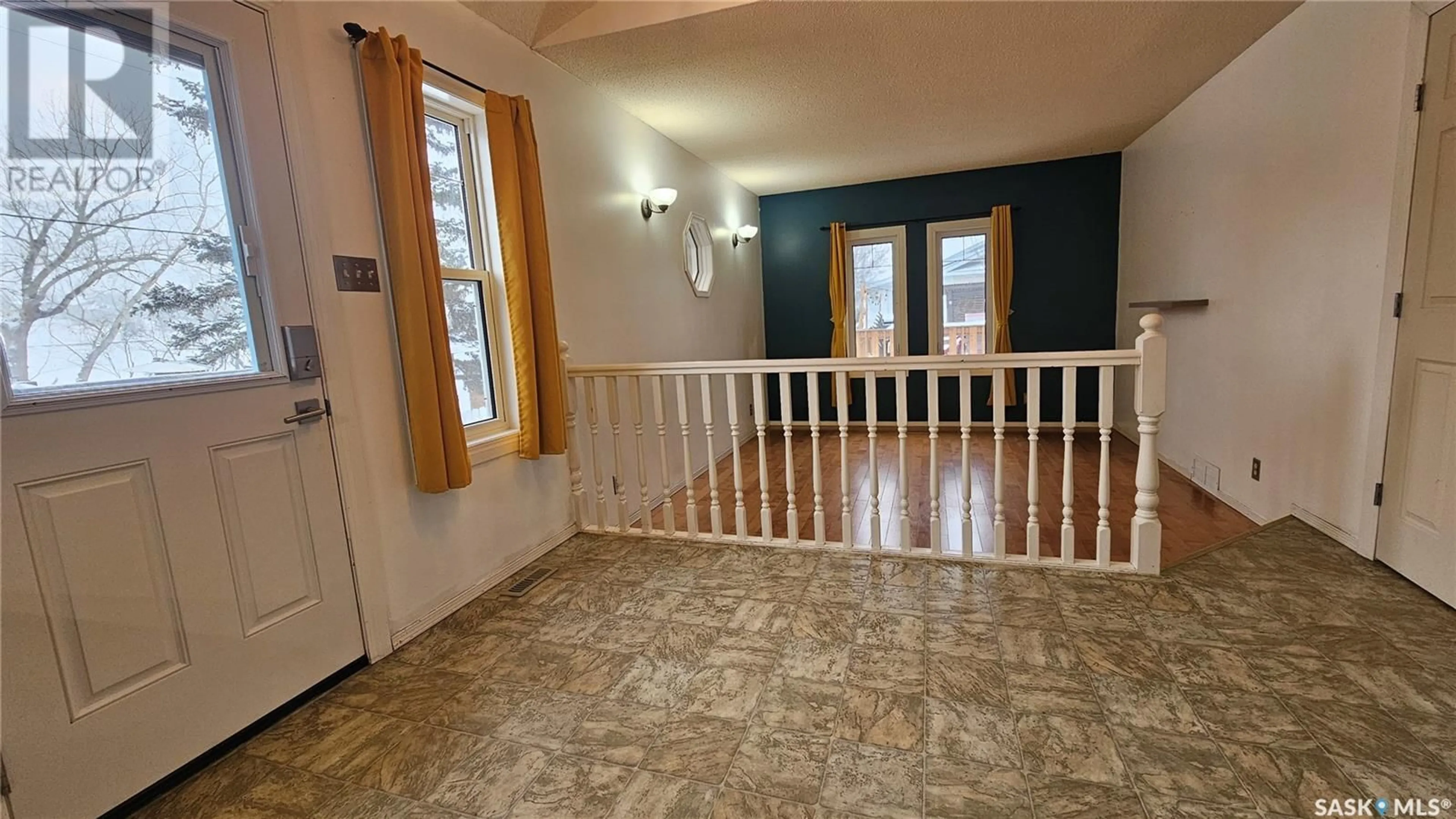 Indoor foyer, wood floors for 466 8th AVENUE NE, Swift Current Saskatchewan S9H2P8