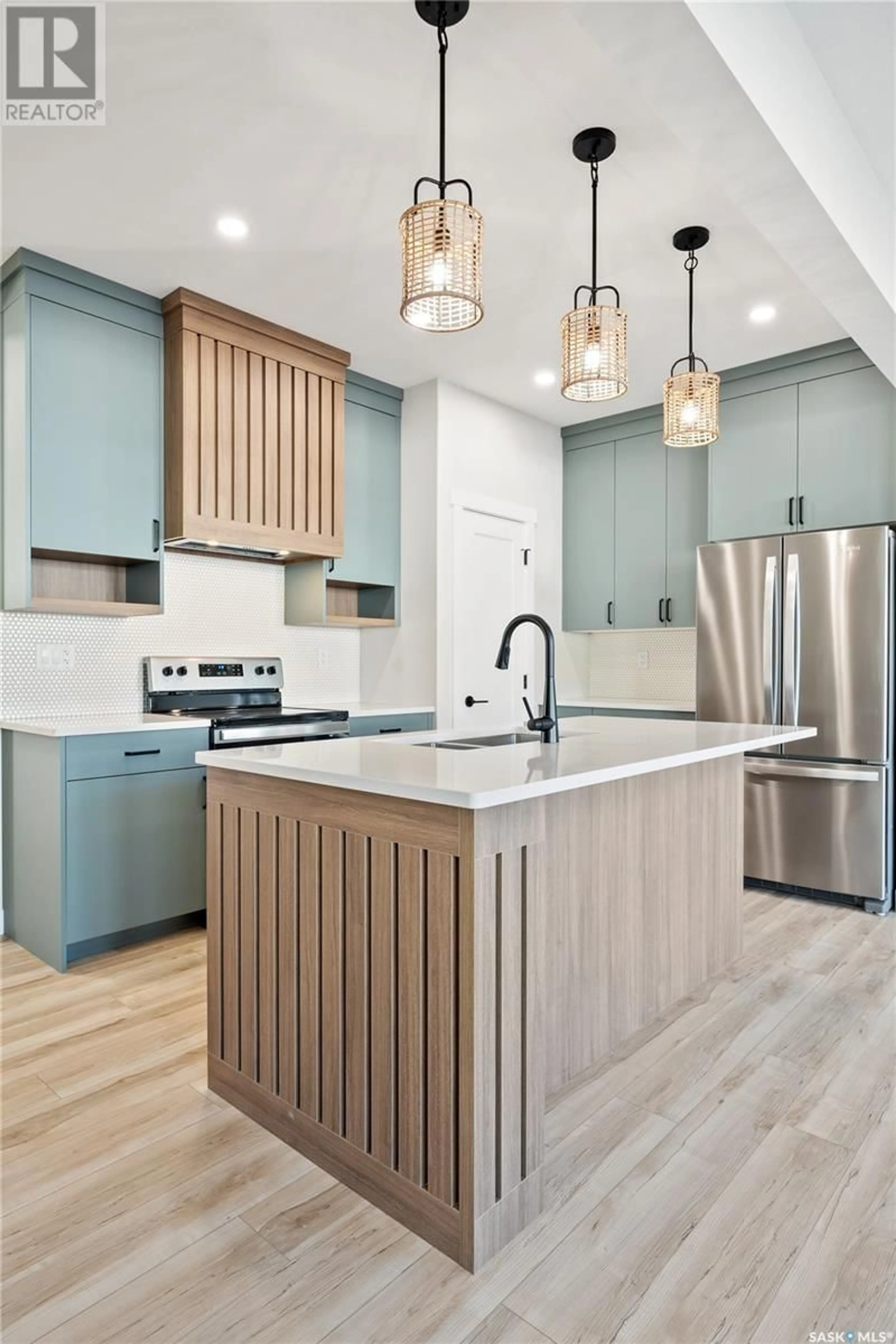 Contemporary kitchen, wood/laminate floor for 447 Fortosky MANOR, Saskatoon Saskatchewan S7M5X5