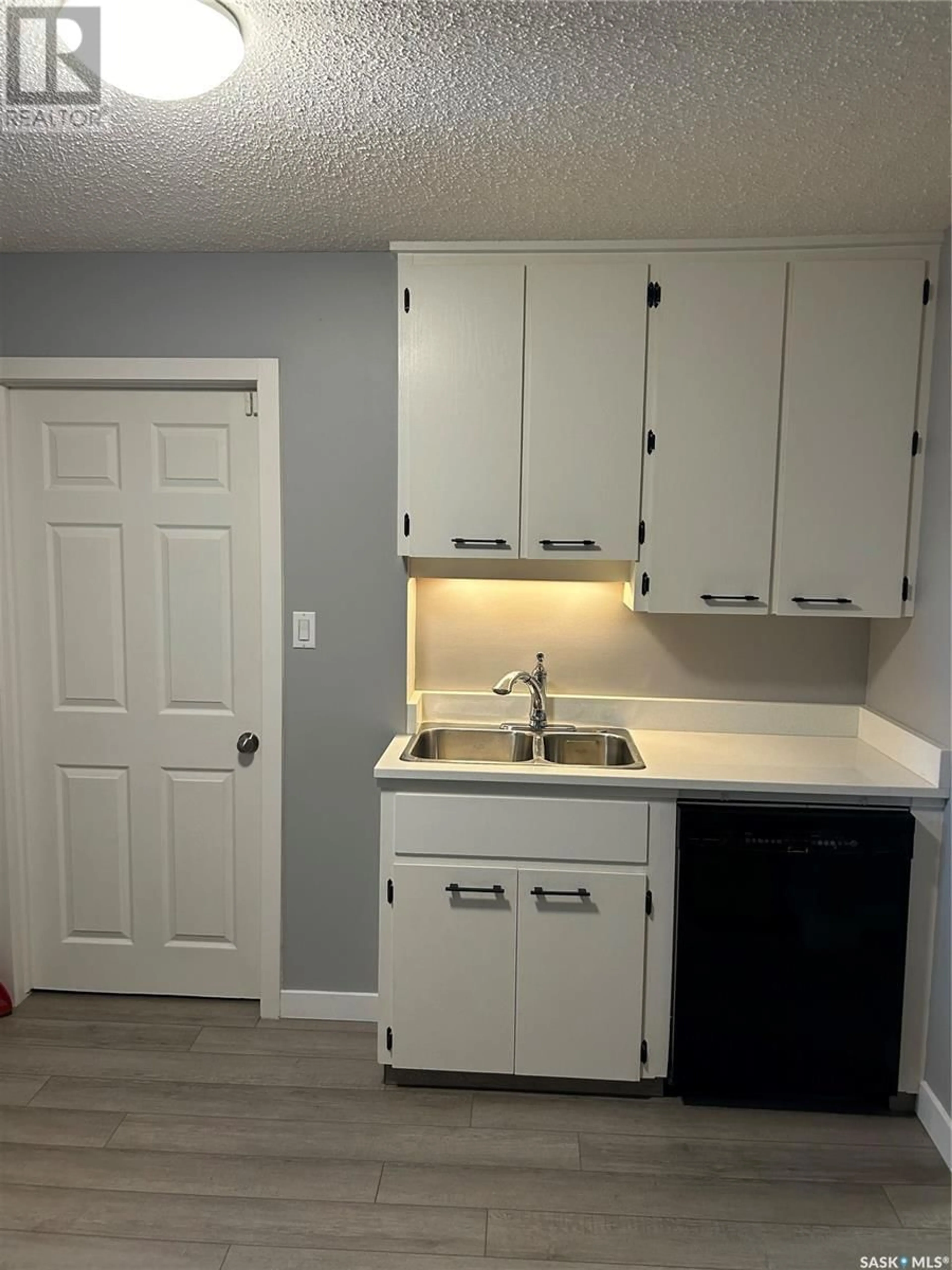 Standard kitchen, unknown floor, cottage for 2059 McDonald STREET, Regina Saskatchewan S4N2Y4