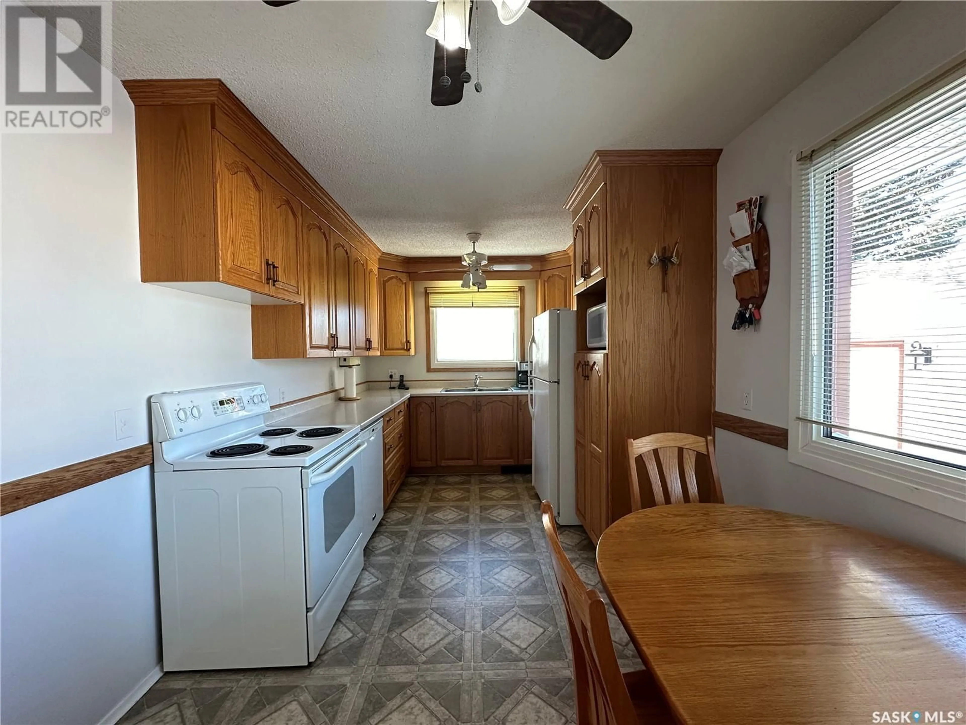 Standard kitchen, wood floors, cottage for 11 King CRESCENT, Humboldt Saskatchewan S0K2A0