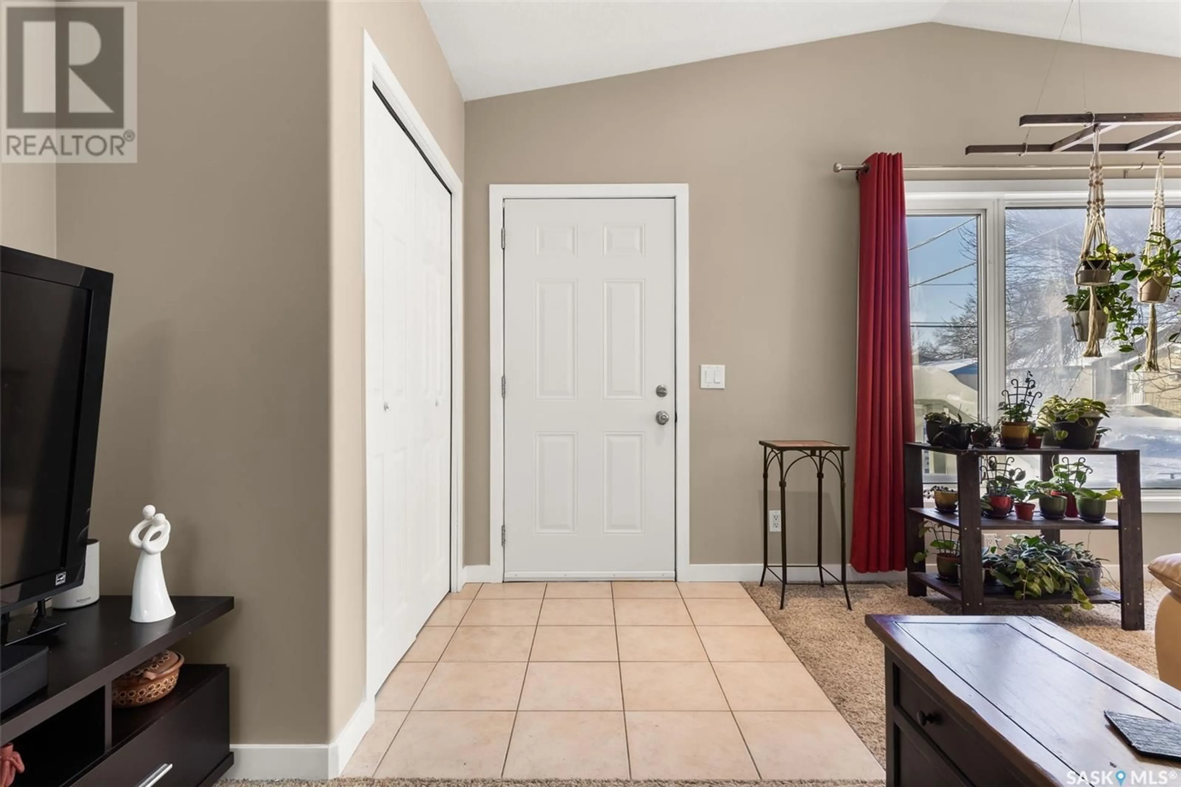 Indoor entryway, wood floors for 4324 2nd AVENUE N, Regina Saskatchewan S4R0Y4