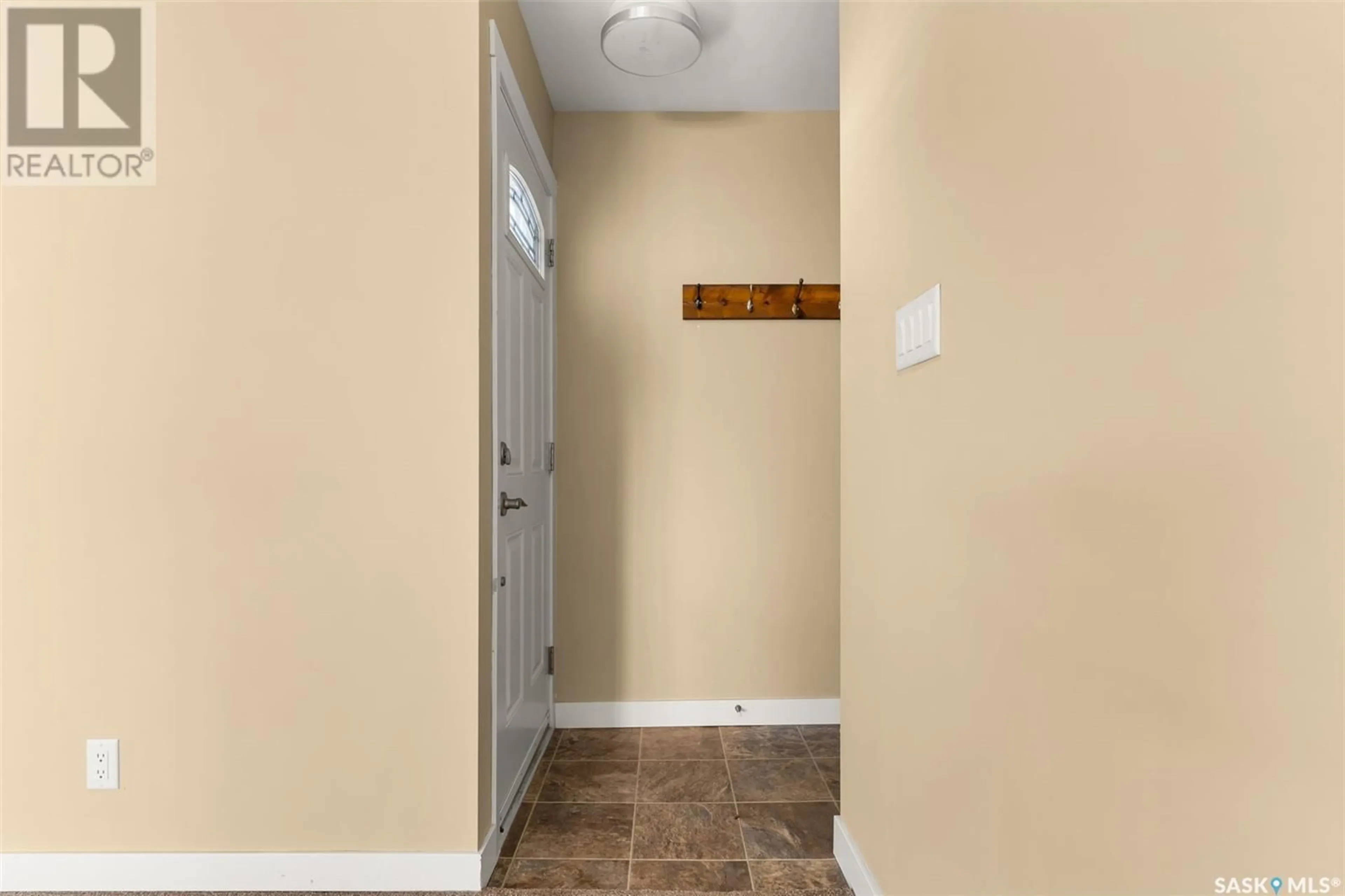 Indoor entryway, wood floors for 67 Mathieu CRESCENT, Regina Saskatchewan S4R3J1